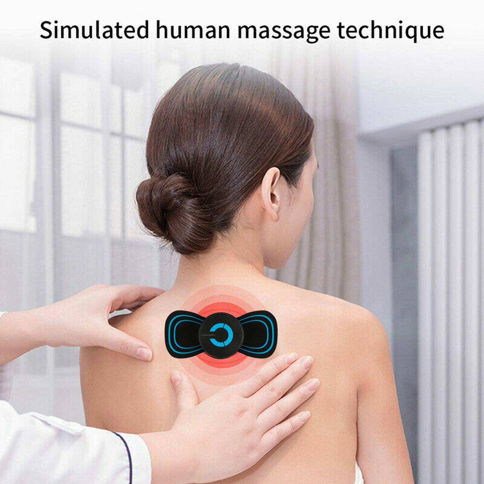 Rücken einer Frau mit Massagegerät. Hände sind auf ihrem Rücken. Das Gerät ist schwarz und blau, emittiert rote Wellen.