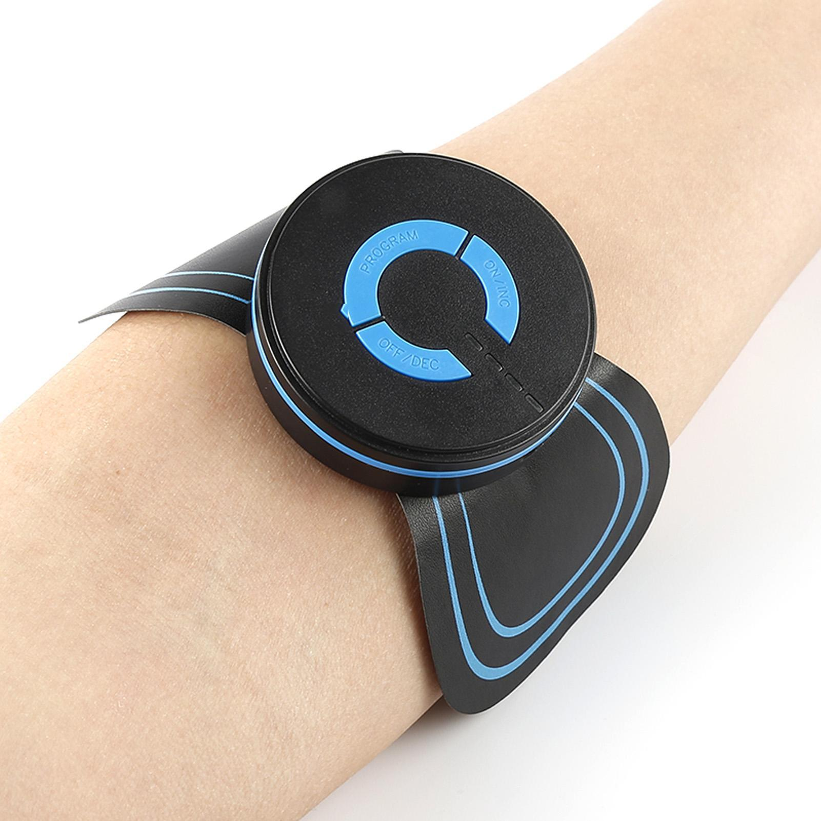 Ein schwarzer Muskelstimulator ist an einem Arm befestigt. Er hat blaue Knöpfe und Linien. Die Haut ist hell.
