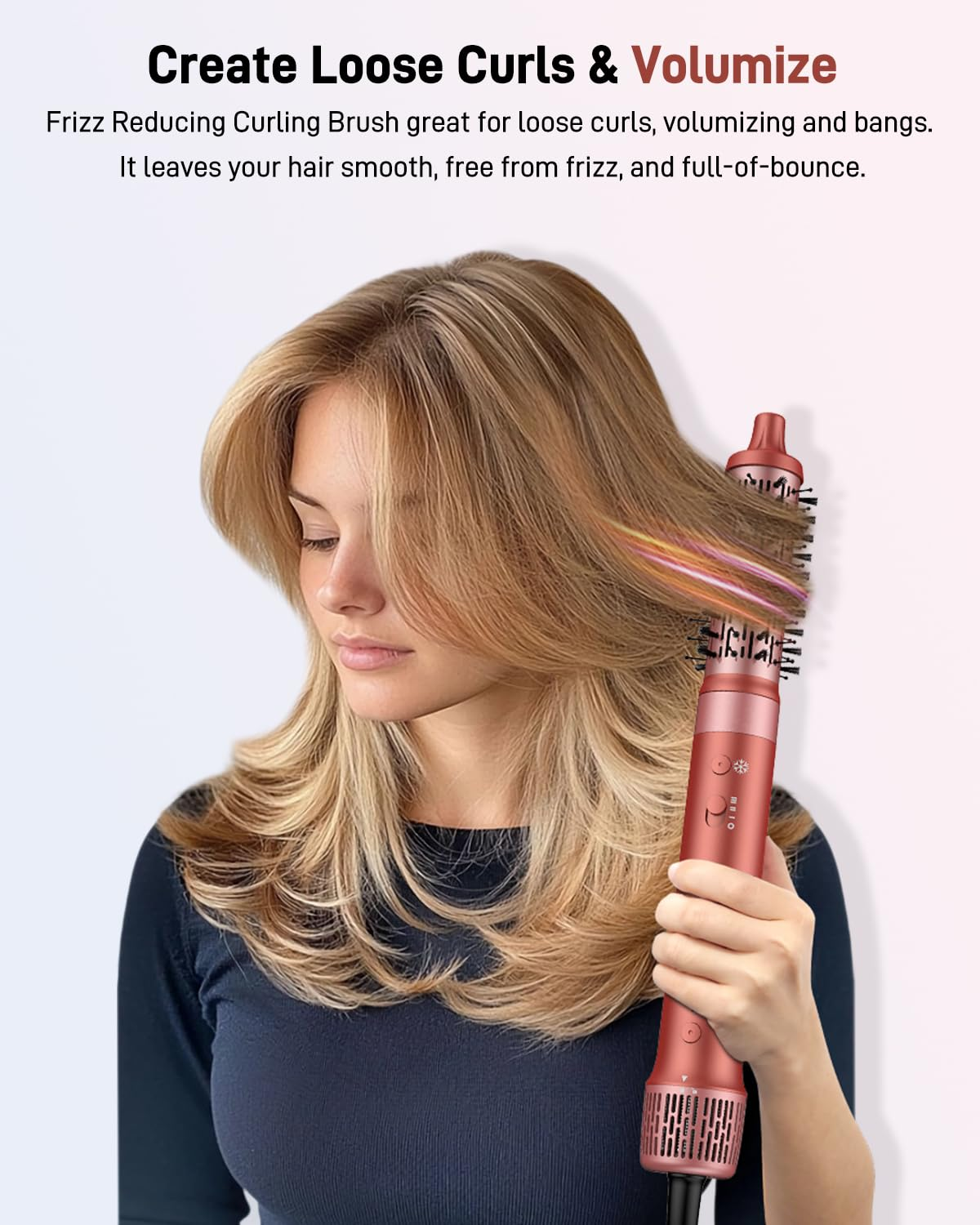 Kobieta używa różowej szczotki do kręcenia włosów na swoich blond włosach. Tekst powyżej brzmi: Create Loose Curls & Volumize.