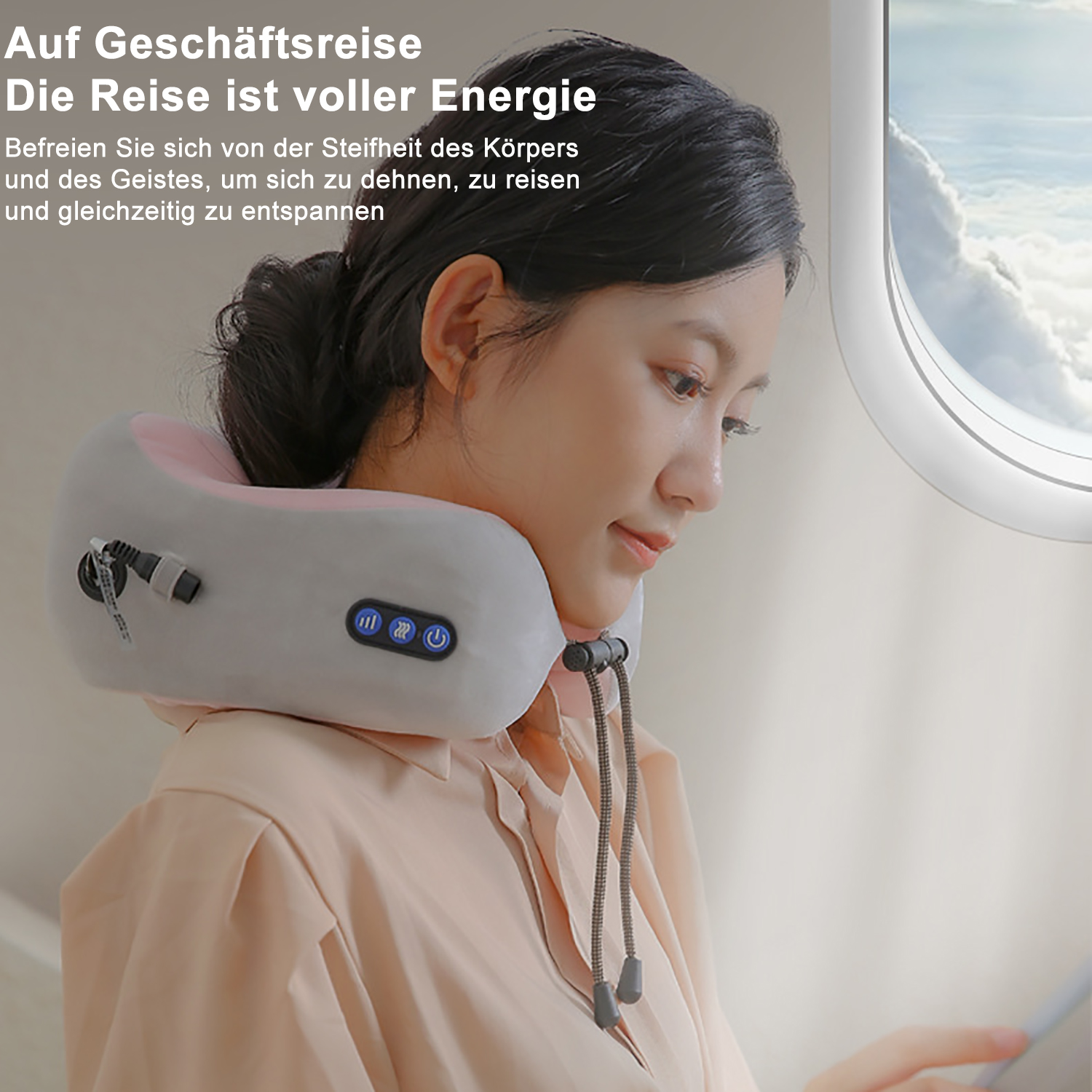 Eine Frau trägt auf einem Flugzeug einen Nackenmassagegerät und blickt auf ein Tablet. Im Hintergrund sind Wolken zu sehen.
