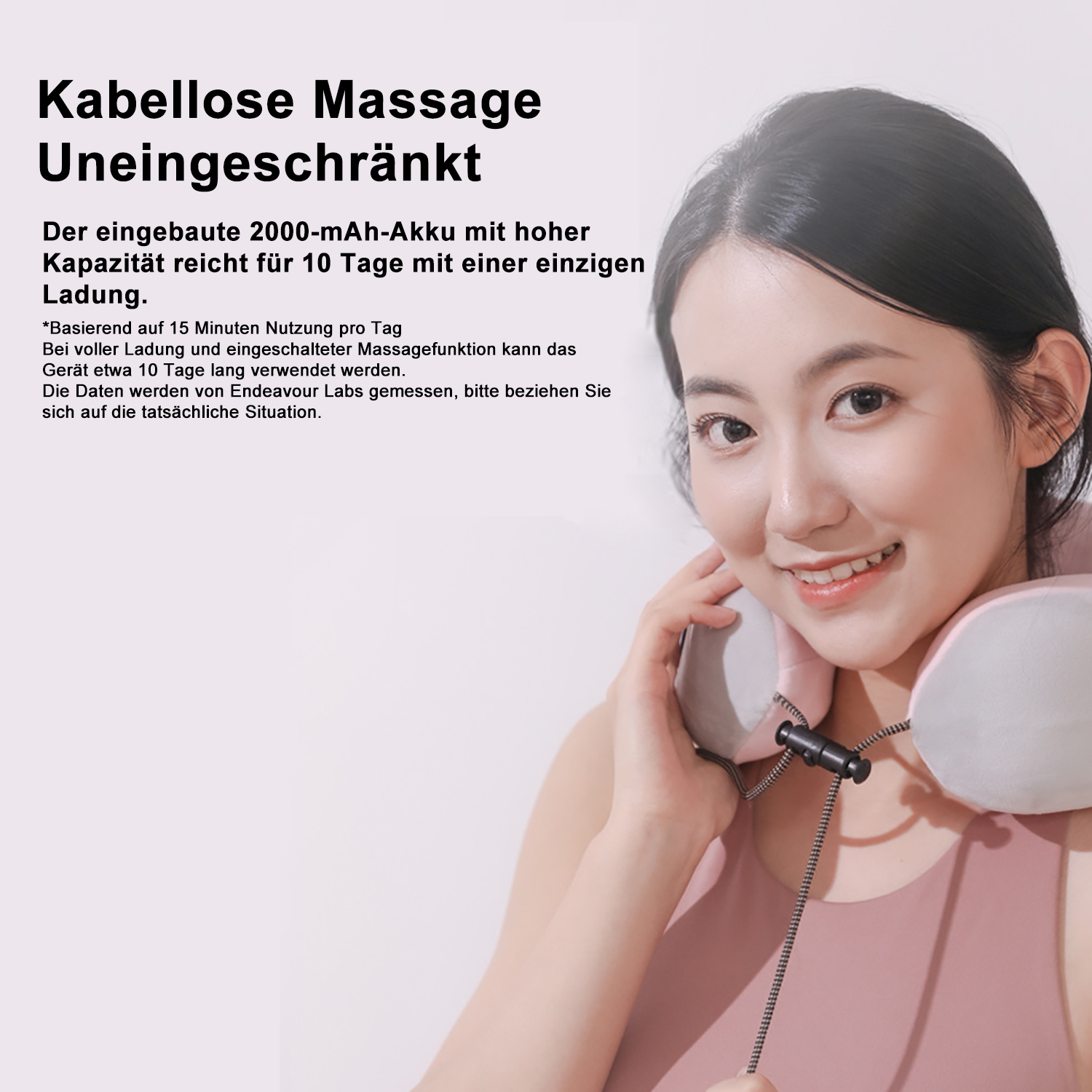 Eine Frau lächelt und hält ein Nackenmassagegerät. Text auf Deutsch: Kabellose Massage, Uneingeschränkt.