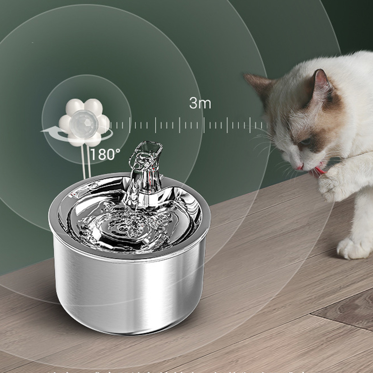 Eine Katze trinkt aus einem Edelstahl-Wasserbrunnen. Im Hintergrund befinden sich ein Sensor und Abstandsanzeigen.