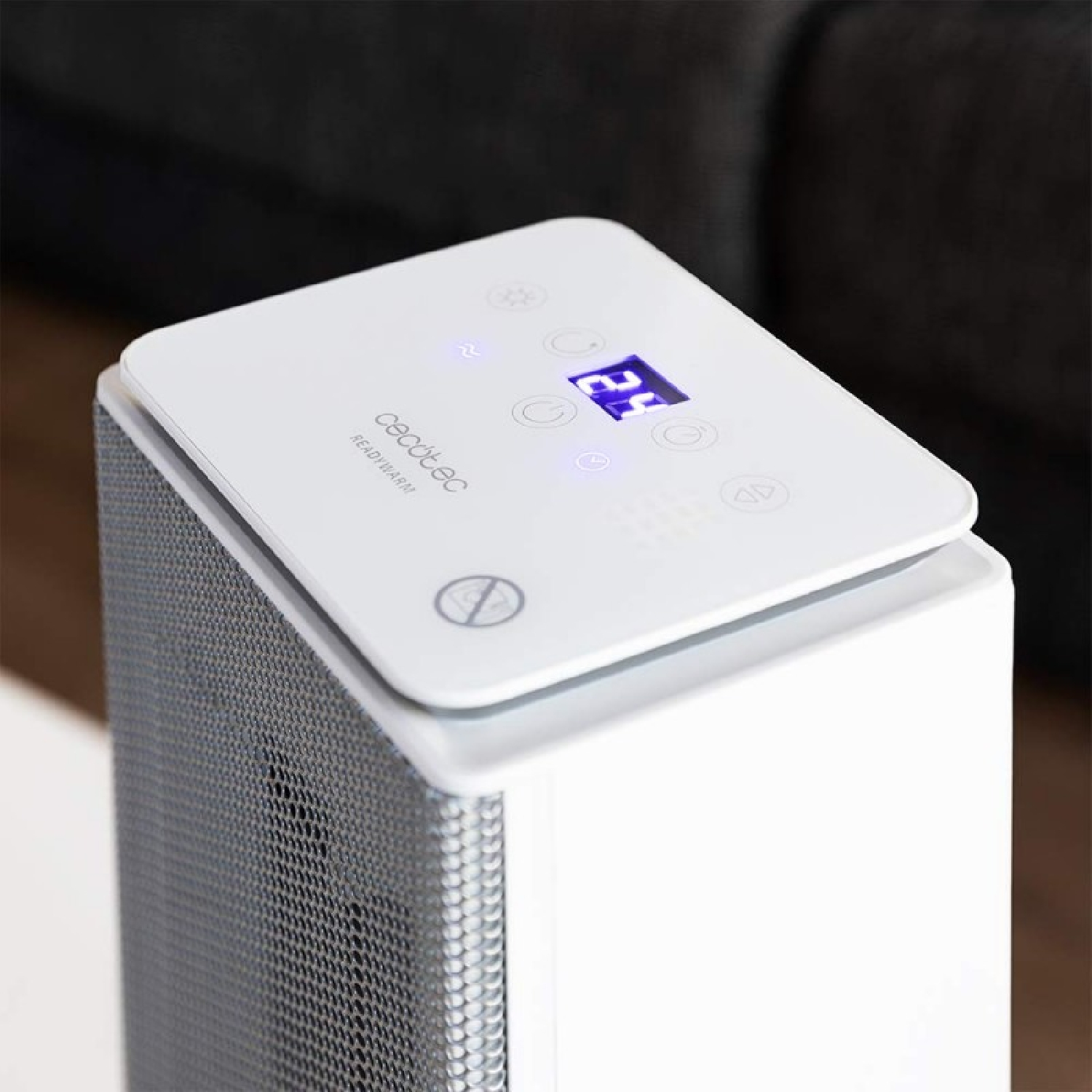 Pokazano biało-szary grzejnik elektryczny. Na górze znajdują się przyciski i wyświetlacz pokazujący '23'. Marka to Cecotec ReadyWarm.