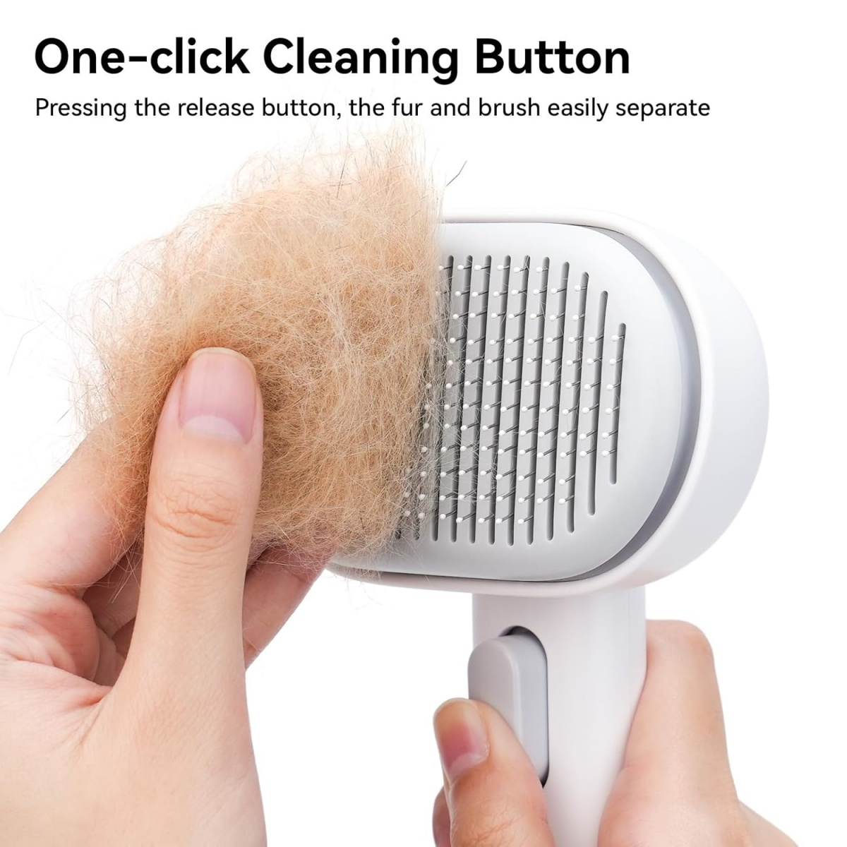 Eine Hand hält eine weiße Tierbürste mit gesammelten Haaren. Eine andere Hand drückt einen grauen Knopf am Griff. Text: One-click Cleaning Button.