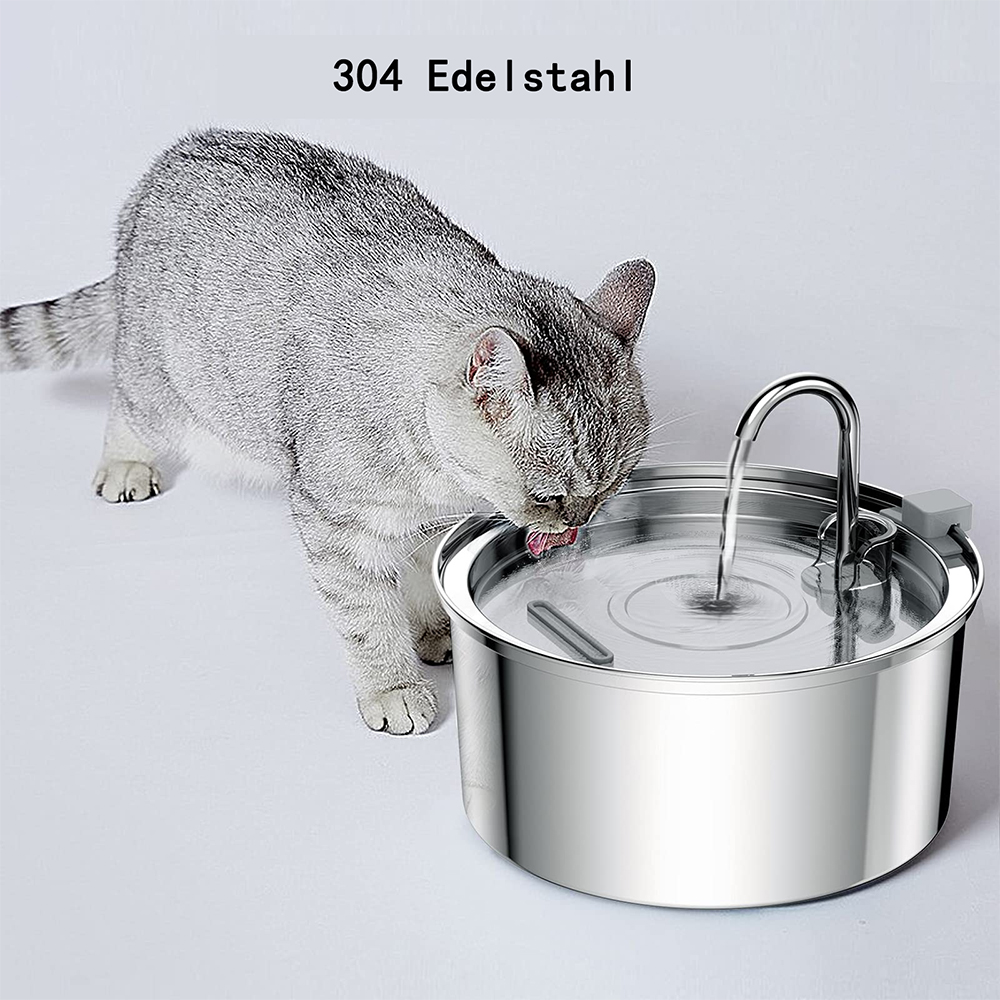 Eine graue Katze trinkt Wasser aus einem Edelstahlnapf. Der Napf hat einen Auslauf und der Text '304 Edelstahl' steht oben.