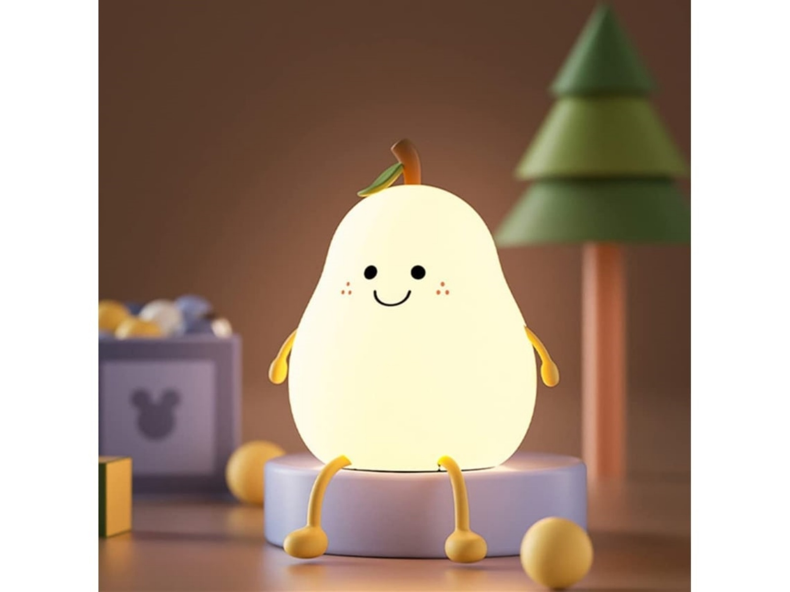 Eine birnenförmige Lampe mit lächelndem Gesicht. Sie hat gelbe Arme und Beine. Im Hintergrund befindet sich ein Spielzeugbaum.