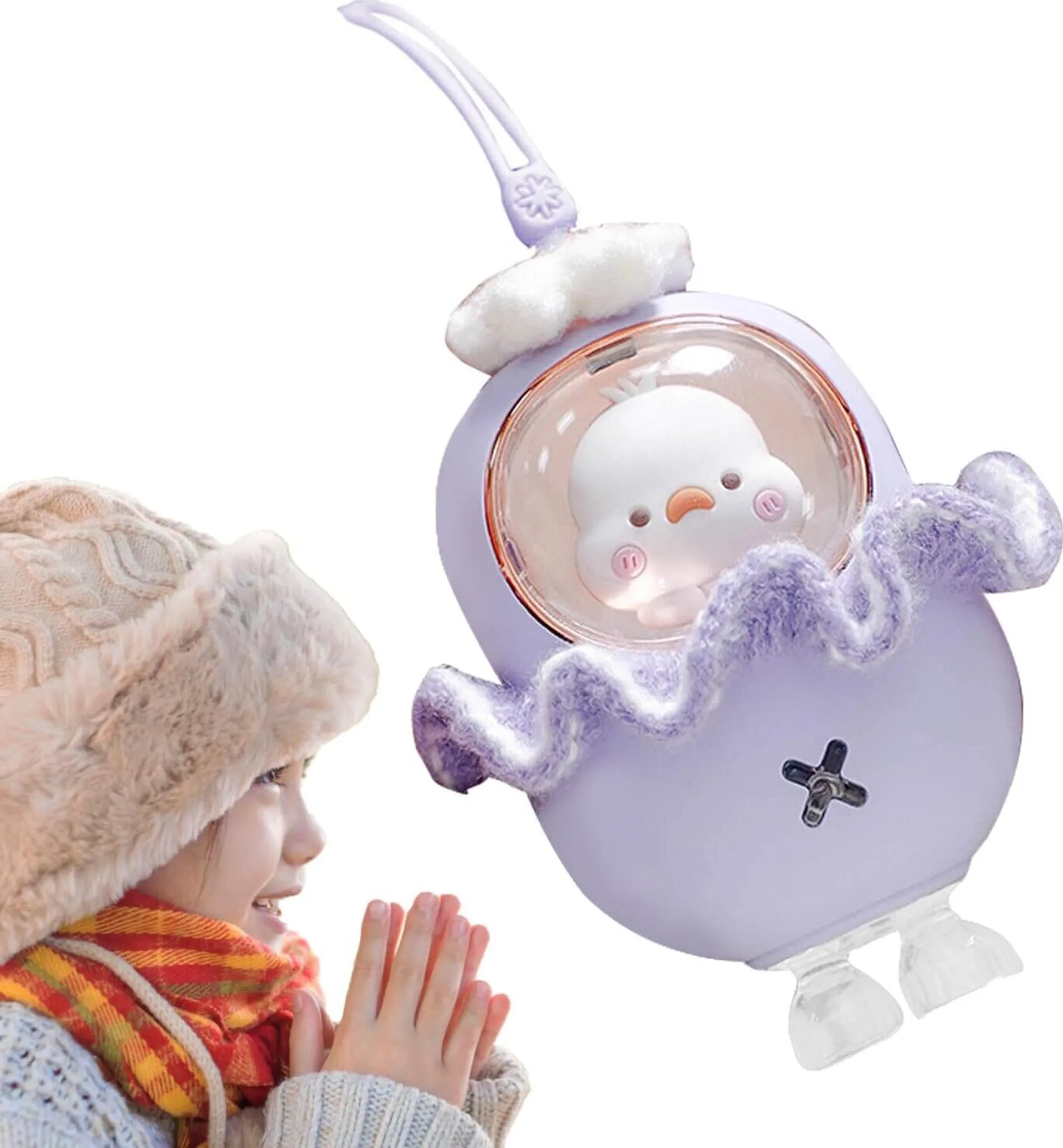 Ein Mädchen mit Hut und Schal betrachtet ein lilafarbenes Gerät mit einem Küken darin. Es ist ein Handwärmer.