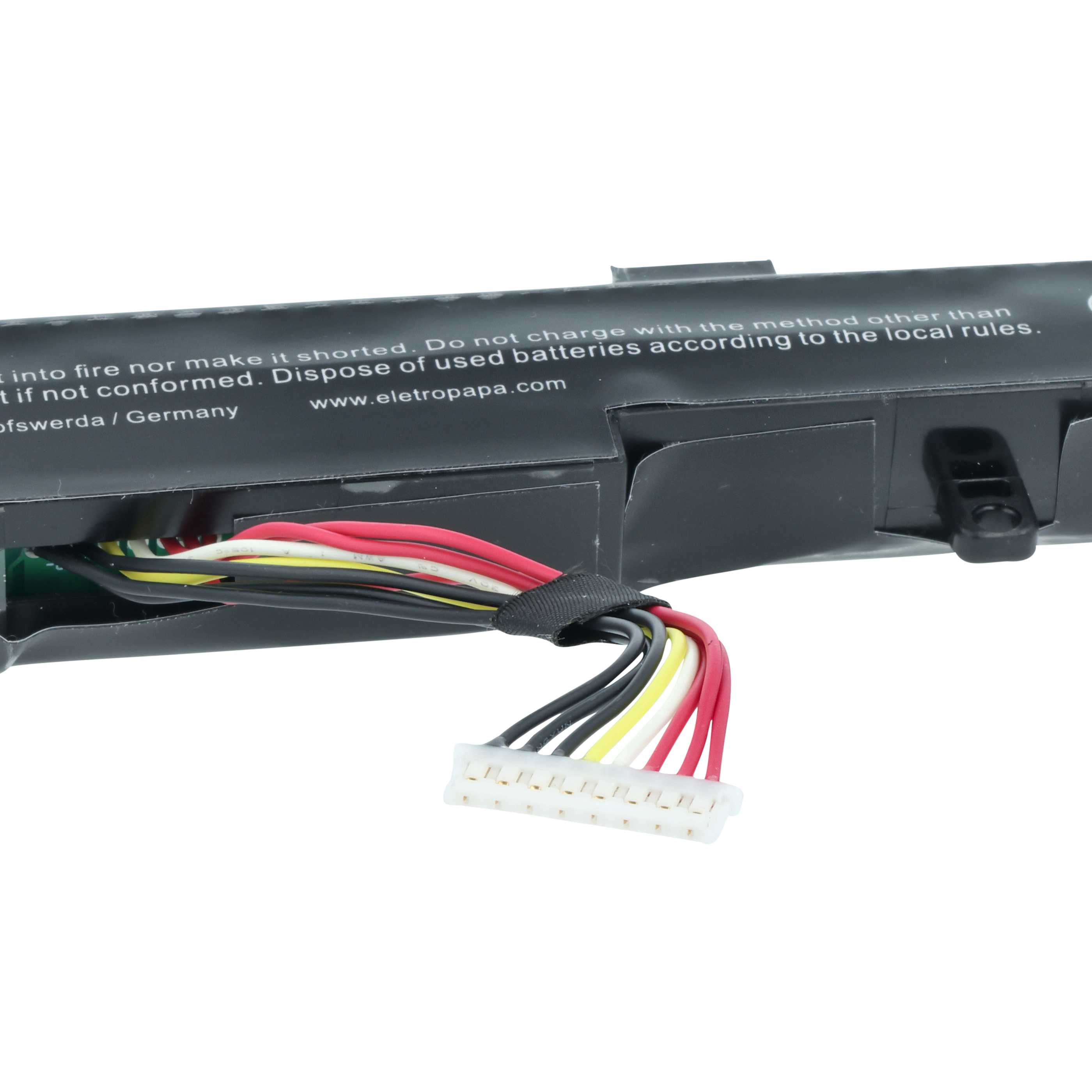 Nahaufnahme eines Batterieanschlusses mit verschiedenfarbigen Drähten. Im Hintergrund ein schwarzes Batterieladegerät.