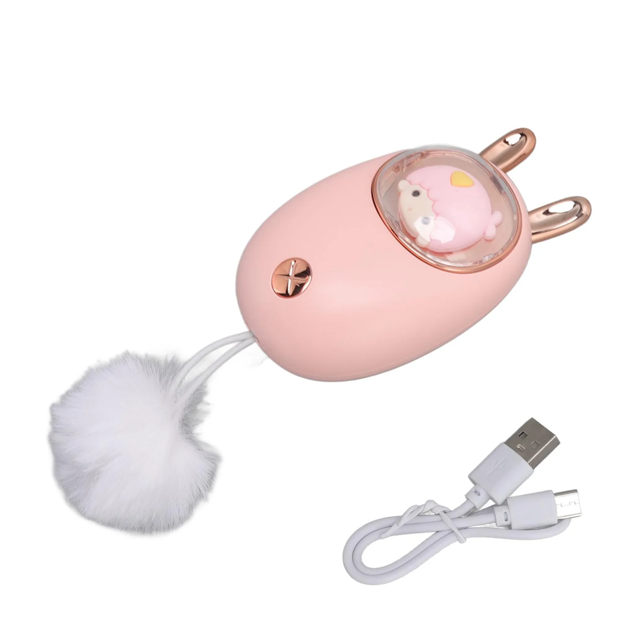 Ein rosa Handwärmer mit Schafdesign, flauschigem Schwanz und USB-Kabel. Der Wärmer hat Hasenohren-Akzente.