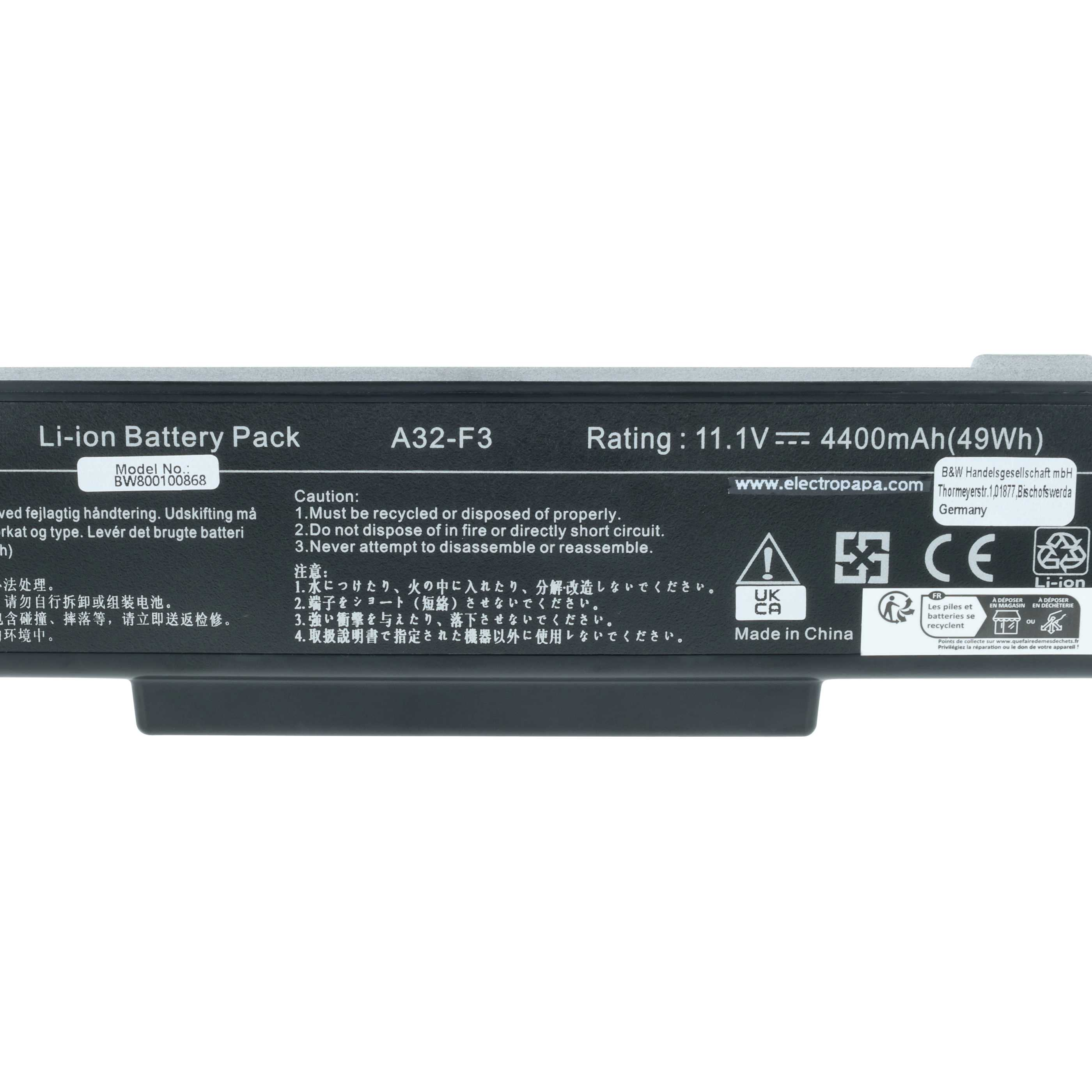 Ein schwarzes Li-Ionen-Akkupack mit weißem Text. Es hat Warnungen und technische Details aufgedruckt.