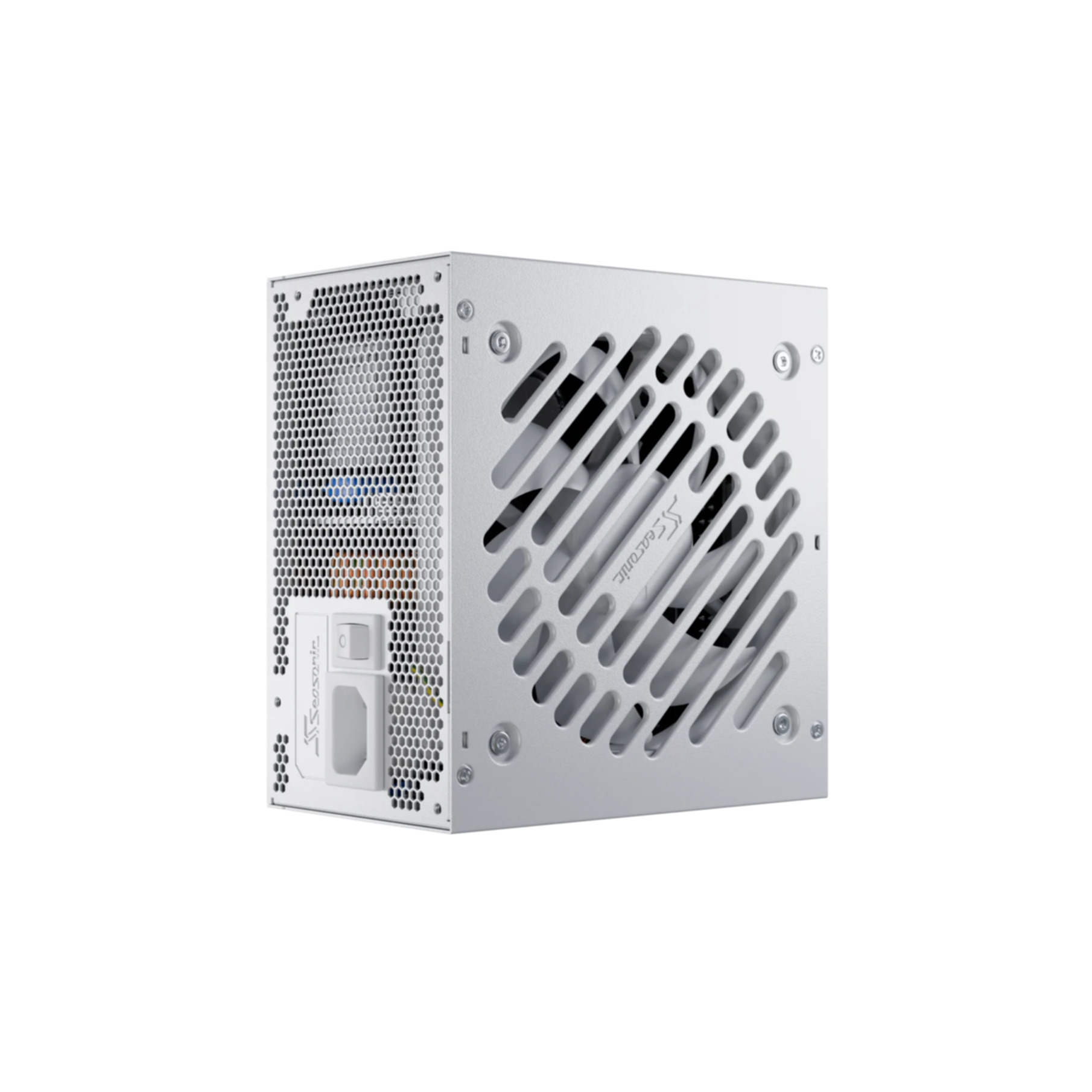 Een zilveren computer voeding. Het heeft een ventilator en ventilatiegaten. Het merk is Seasonic.