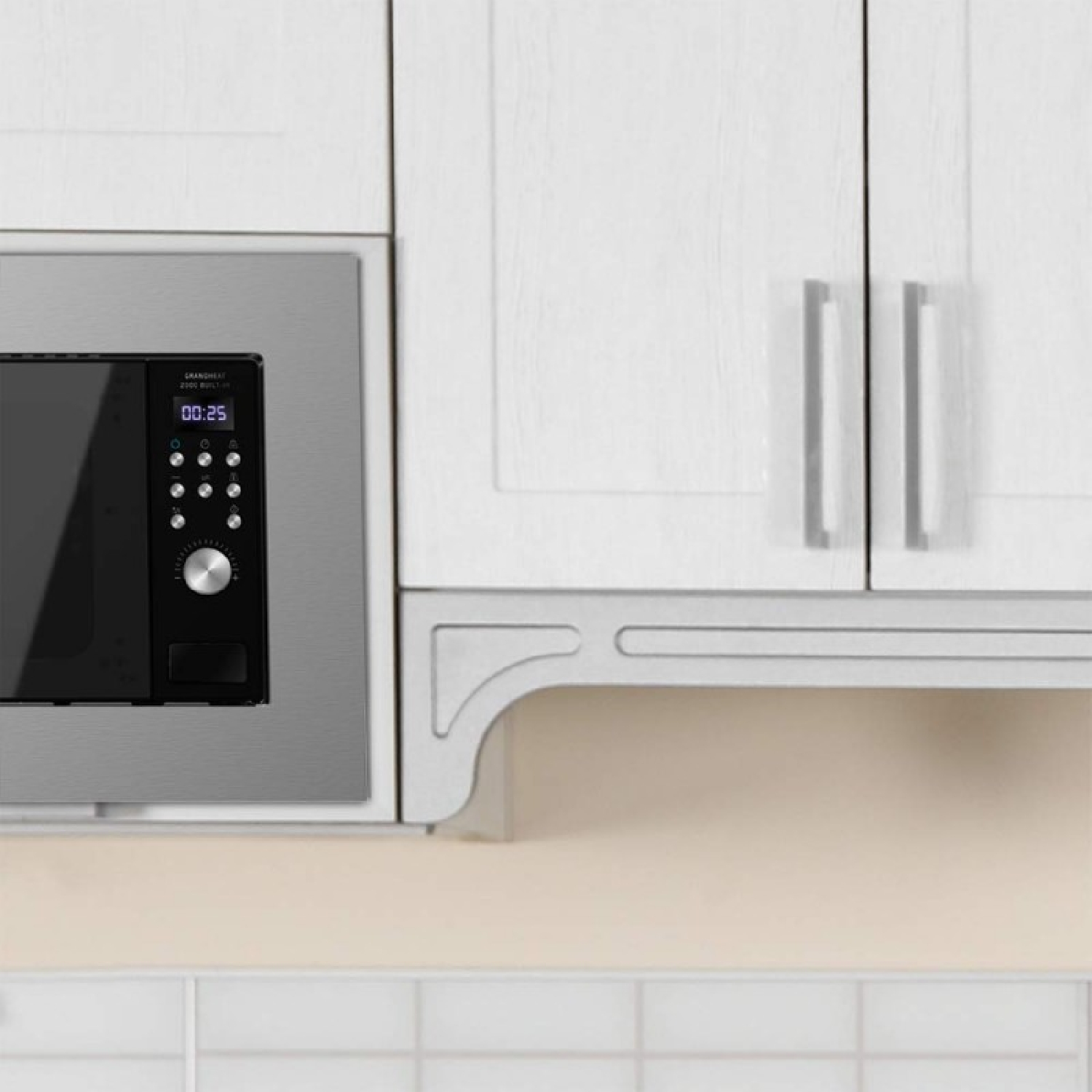 Scena kuchenna z kuchenką mikrofalową wbudowaną w szafkę. Białe szafki ze srebrnymi uchwytami. Beżowy blat.