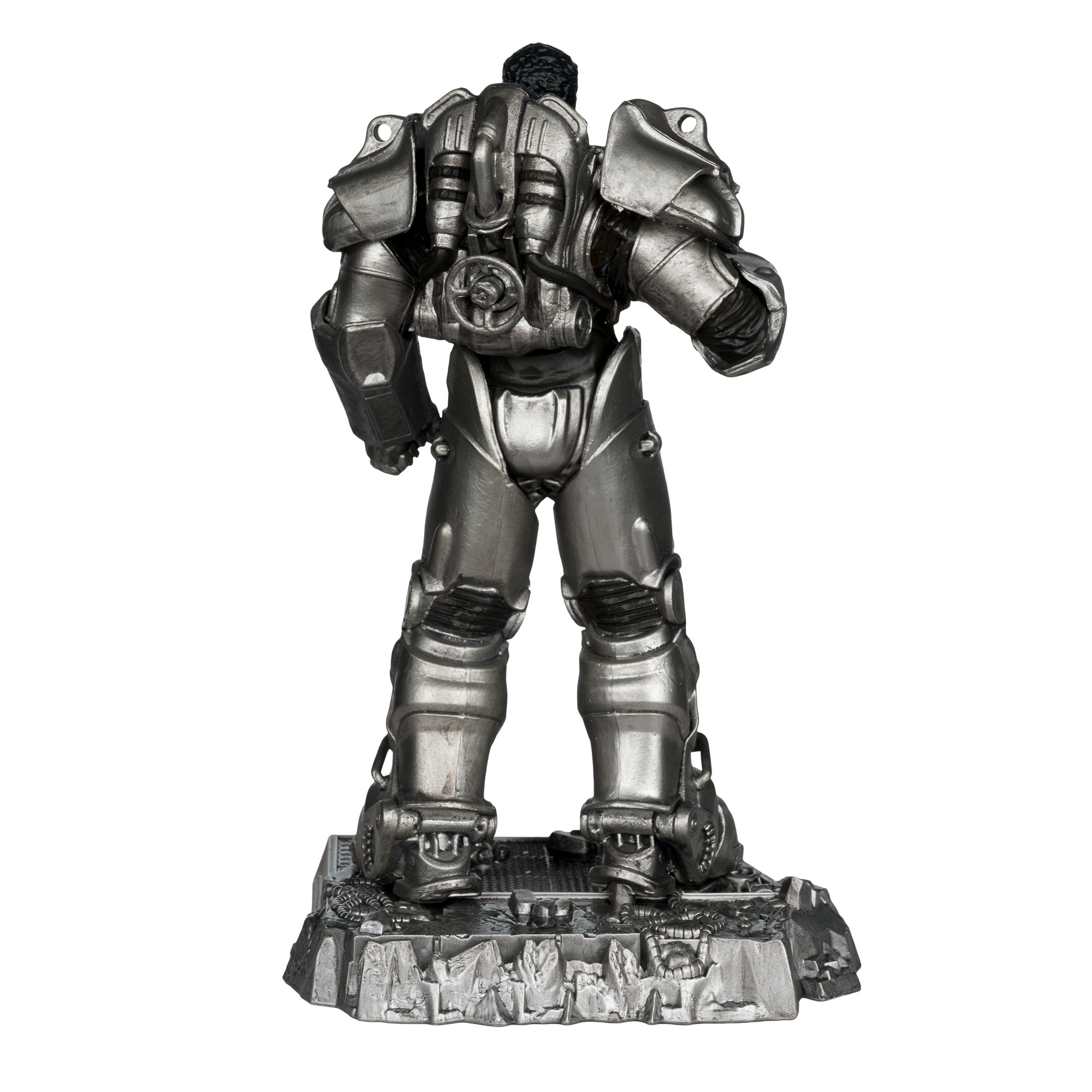 Una statuetta metallica di un'armatura potenziata è in piedi su una base rocciosa, vista posteriore. Lo sfondo è bianco.