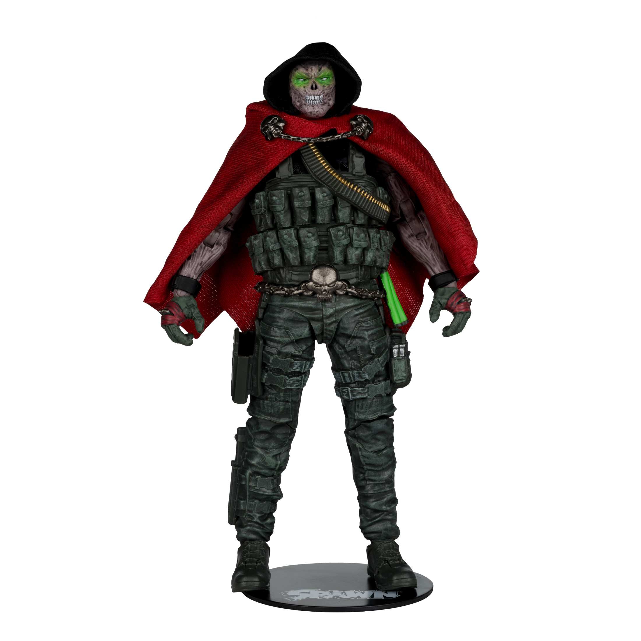 Eine Spawn-Actionfigur steht da, trägt einen roten Umhang, ein schädelähnliches Gesicht, Militärkleidung und eine schwarze Basis mit dem Spawn-Logo.