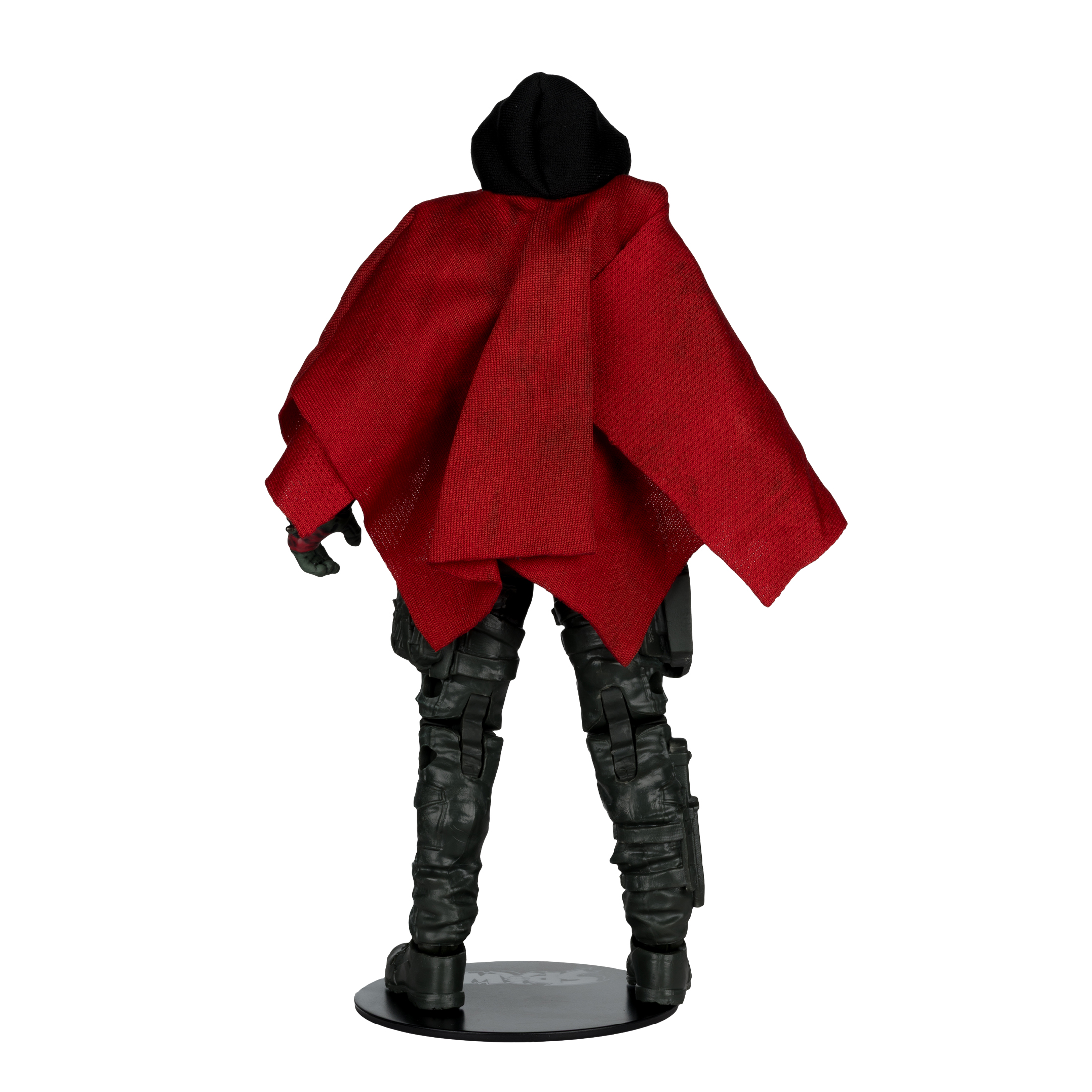Figur von hinten, schwarze Hose und Stiefel, roter Umhang, schwarze Kapuze. Auf schwarzem Ständer, weißer Hintergrund.