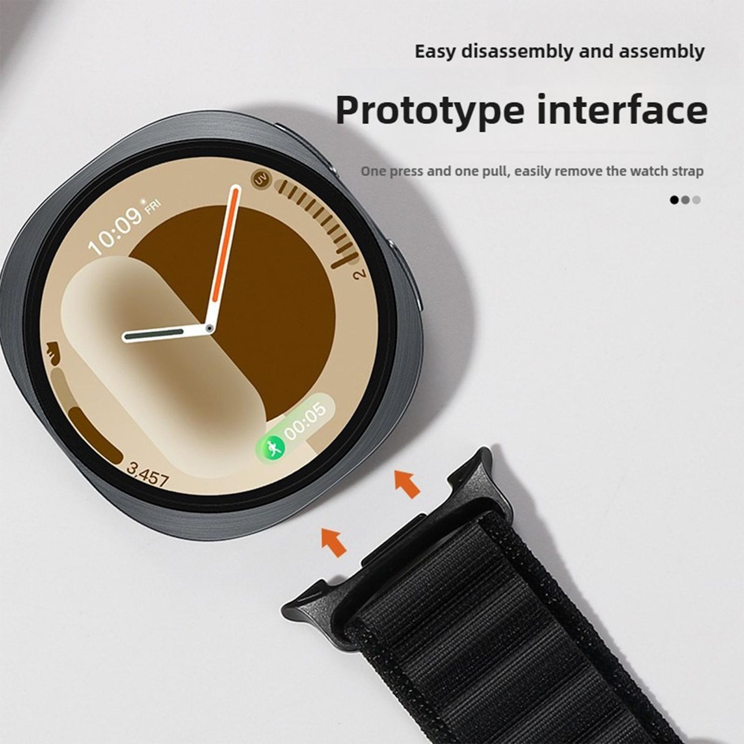 Eine Smartwatch mit schwarzem Armband, die Uhrzeit ist 10:09. Das Armband wird mit einem orangefarbenen Pfeil befestigt.