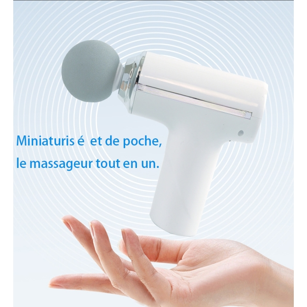 Eine weiße Massagepistole mit grauem Kopf wird über einer Hand gehalten. Französischer Text sagt, es ist Miniatur, Taschengröße und All-in-One.