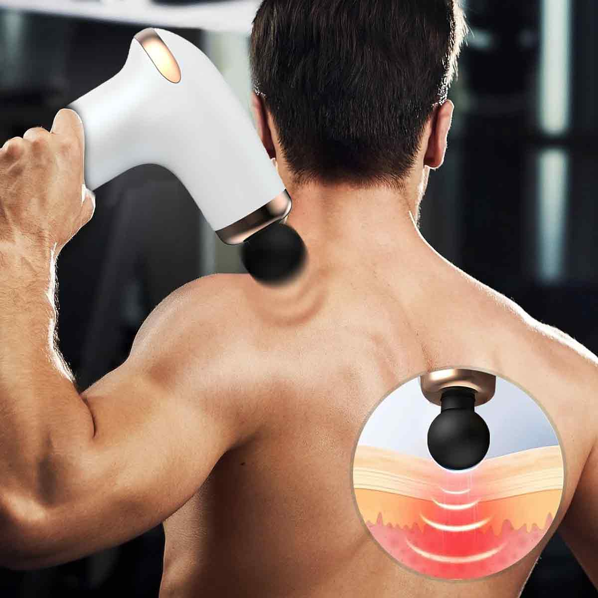 Ein Mann benutzt eine weiße Massagepistole auf seinem Rücken. Eine Nahaufnahme zeigt die Wirkung der Pistole auf der Haut mit roten Hitzewellen.