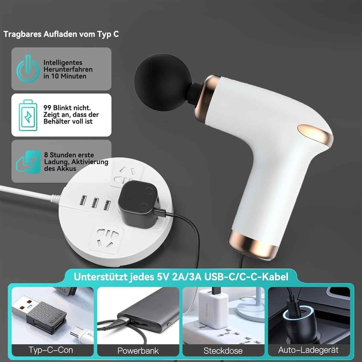 Eine weiße und goldfarbene Massagepistole wird neben einer weißen Steckdosenleiste mit USB-C- und anderen Ladeoptionen gezeigt.