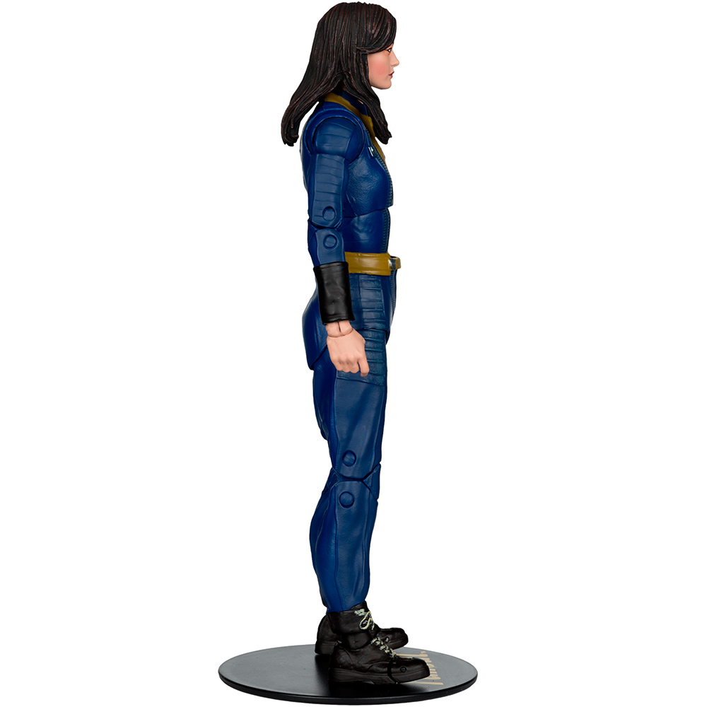 Vista laterale di un action figure femminile. Indossa una tuta blu con cintura dorata e stivali neri, su base nera.