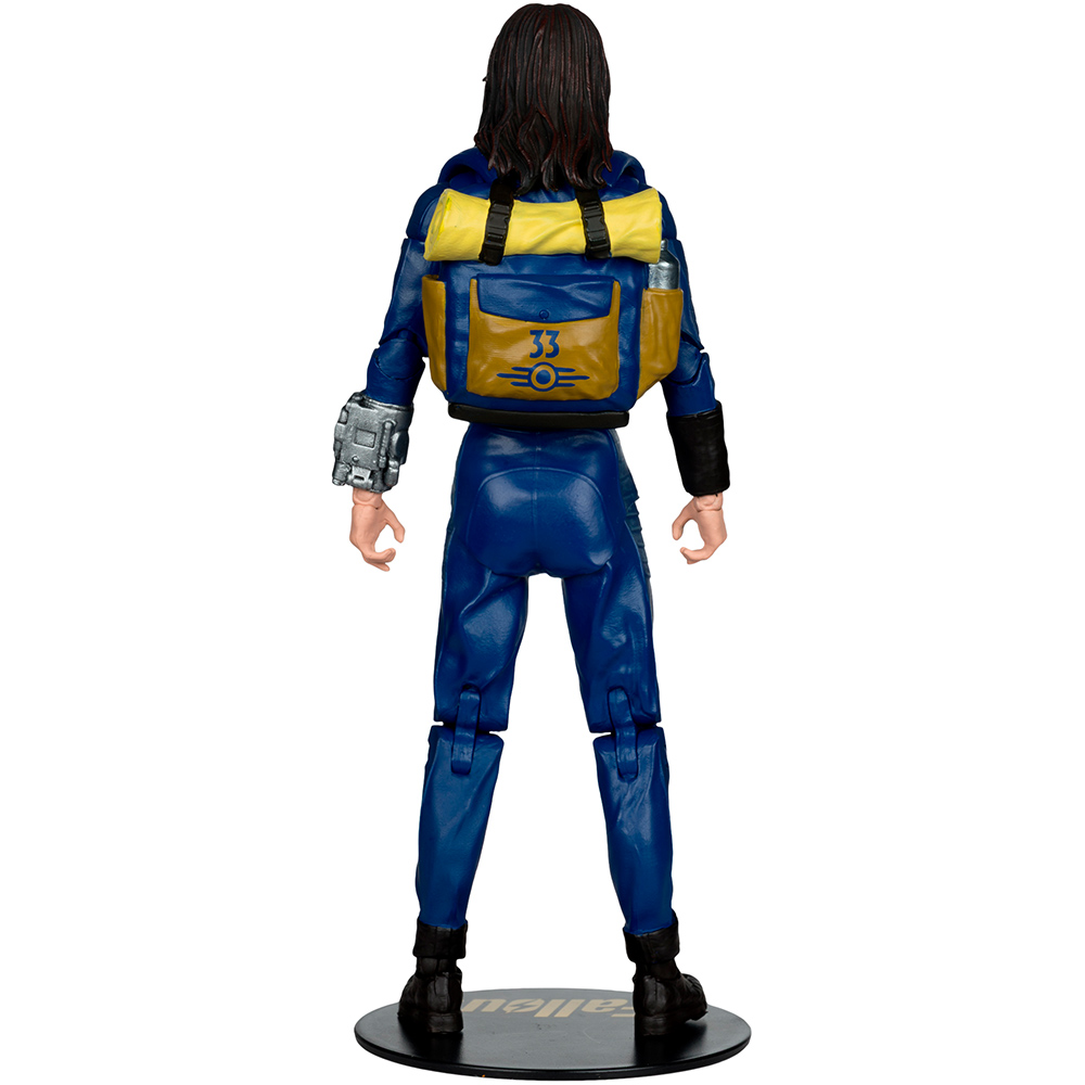 Statuetta di una persona in tuta blu con uno zaino giallo e blu. Capelli lunghi e scuri, stivali neri e un dispositivo argentato sul polso sinistro.