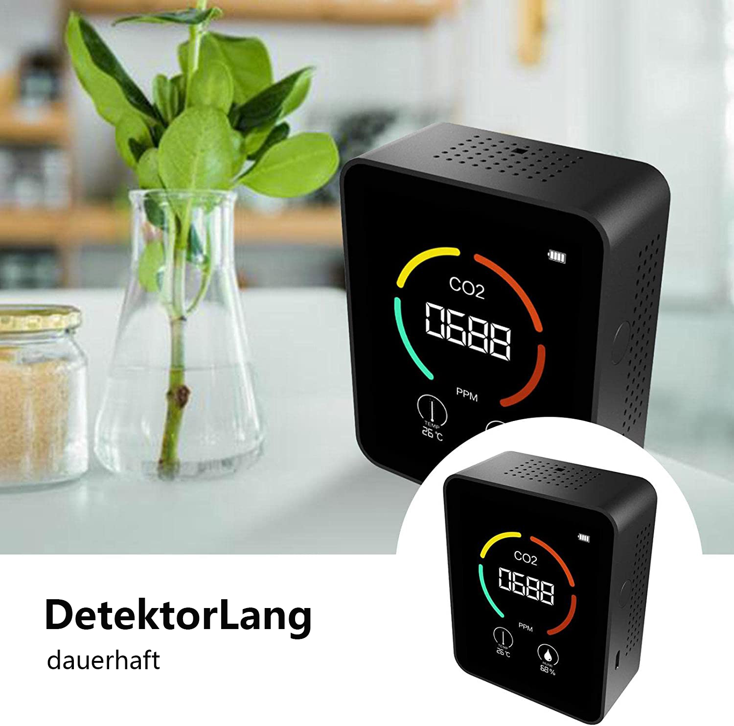 Ein schwarzer CO2-Detektor zeigt Messwerte an. Eine Glasvase mit grünen Blättern steht daneben. Ein weiteres Glas links.