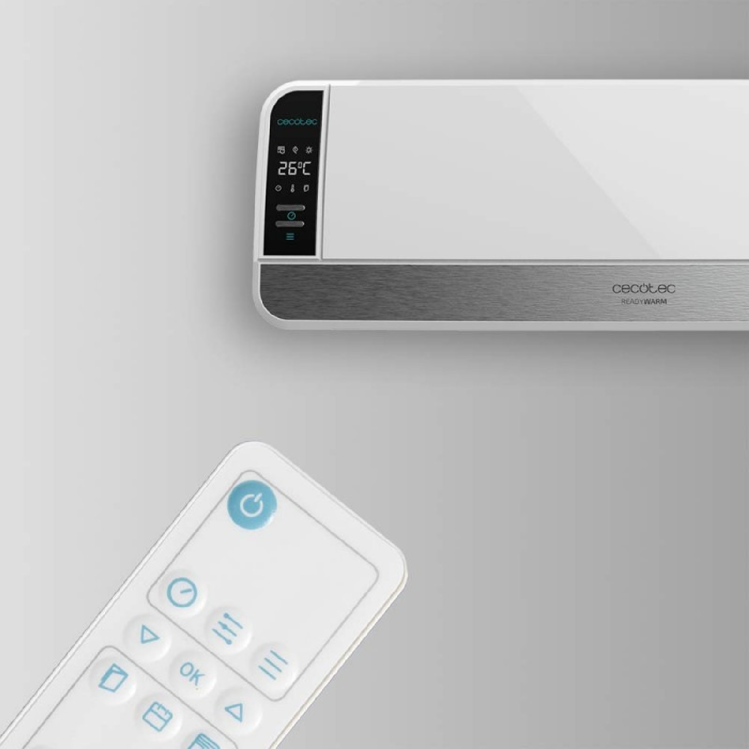 Biały klimatyzator z cyfrowym wyświetlaczem pokazującym 26°C. Biały pilot na szarym tle.