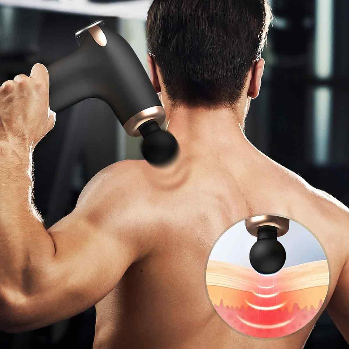Ein Mann benutzt eine schwarze Massagepistole auf seinem Rücken. Ein Diagramm zeigt die Wirkung der Pistole auf die Haut mit roten Wellen.