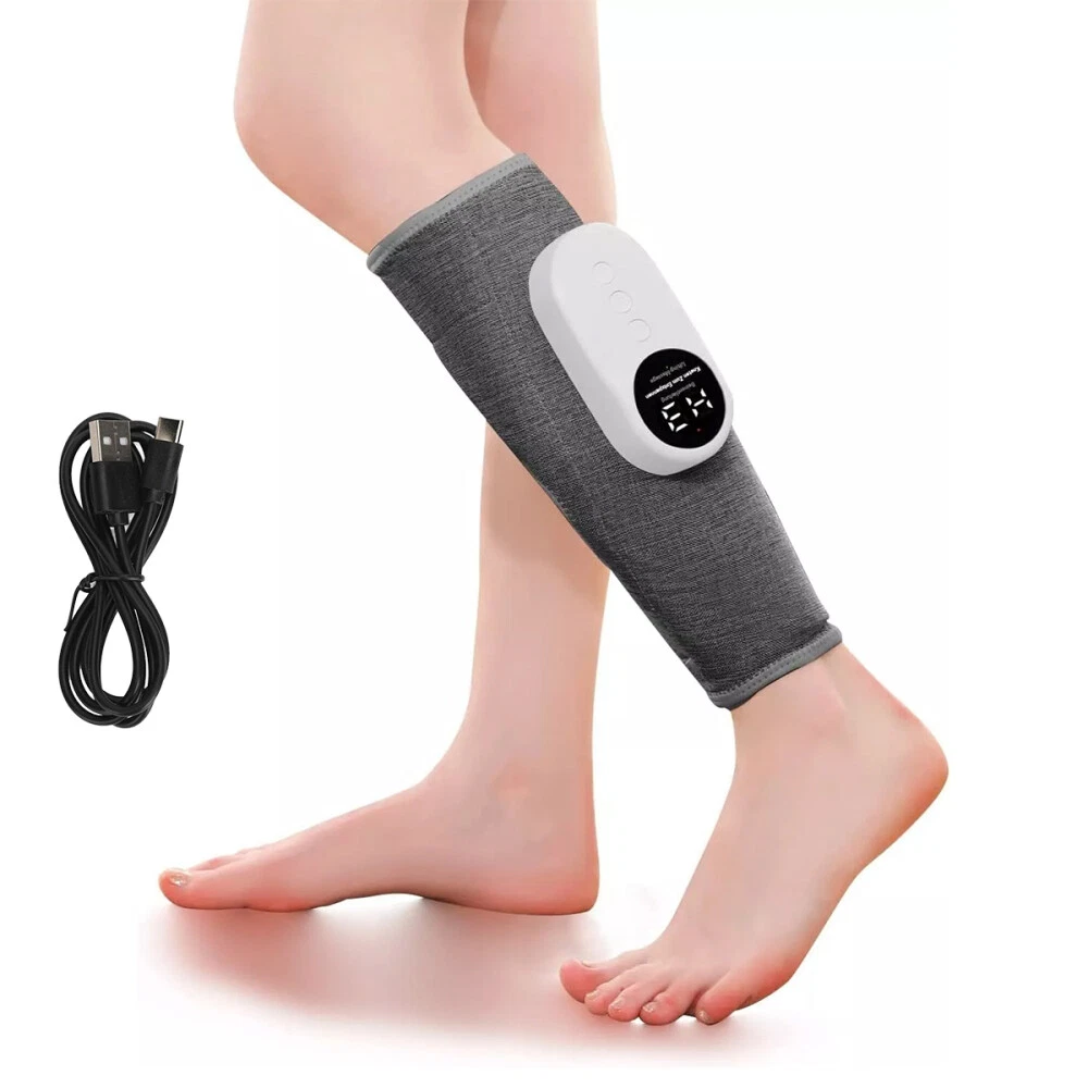 Eine Person trägt eine graue Wadenbandage mit einem weißen Gerät, das eine Temperatur anzeigt. Ein schwarzes USB-Kabel ist links aufgerollt.