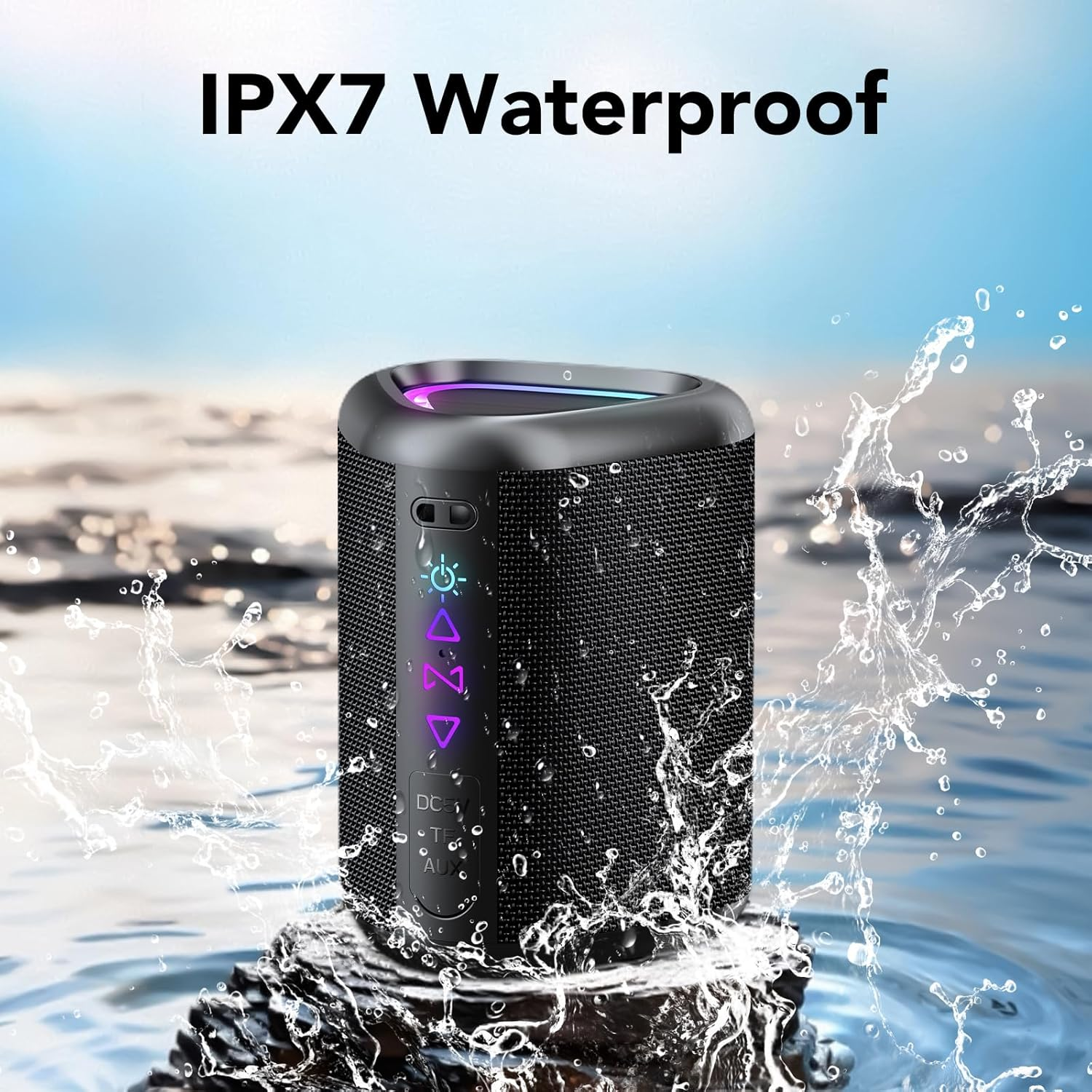 Czarny wodoodporny głośnik z rozbryzgami wody wokół. Tekst 'IPX7 Waterproof' jest nad głośnikiem.