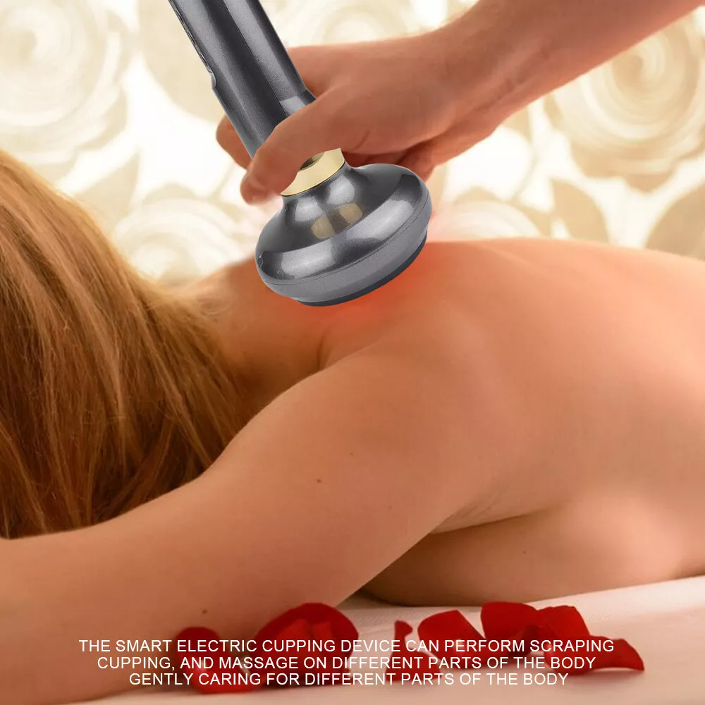 Eine Person erhält eine Rückenmassage mit einem Schröpfgerät. Das Gerät wird von einer Hand gehalten. Rote Rosenblätter liegen auf einer weißen Oberfläche.
