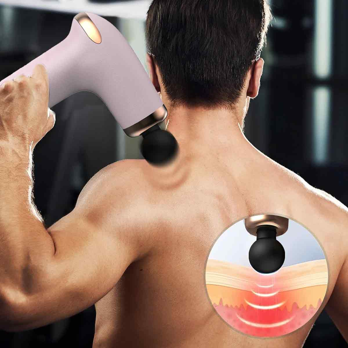 Ein Mann benutzt eine Massagepistole an seiner Schulter. Die Pistole ist rosa und schwarz. Ein Diagramm zeigt die Auswirkungen.