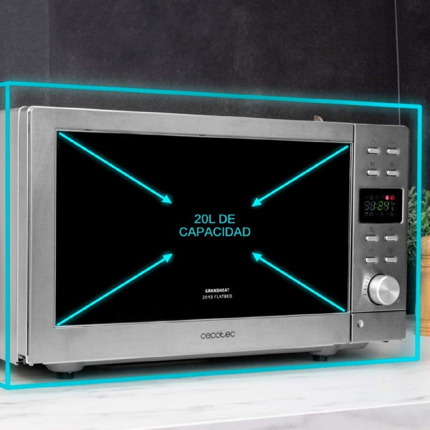 Srebrna kuchenka mikrofalowa z czarnym ekranem z napisem '20L DE CAPACIDAD'. Niebieskie strzałki wskazują na środek.