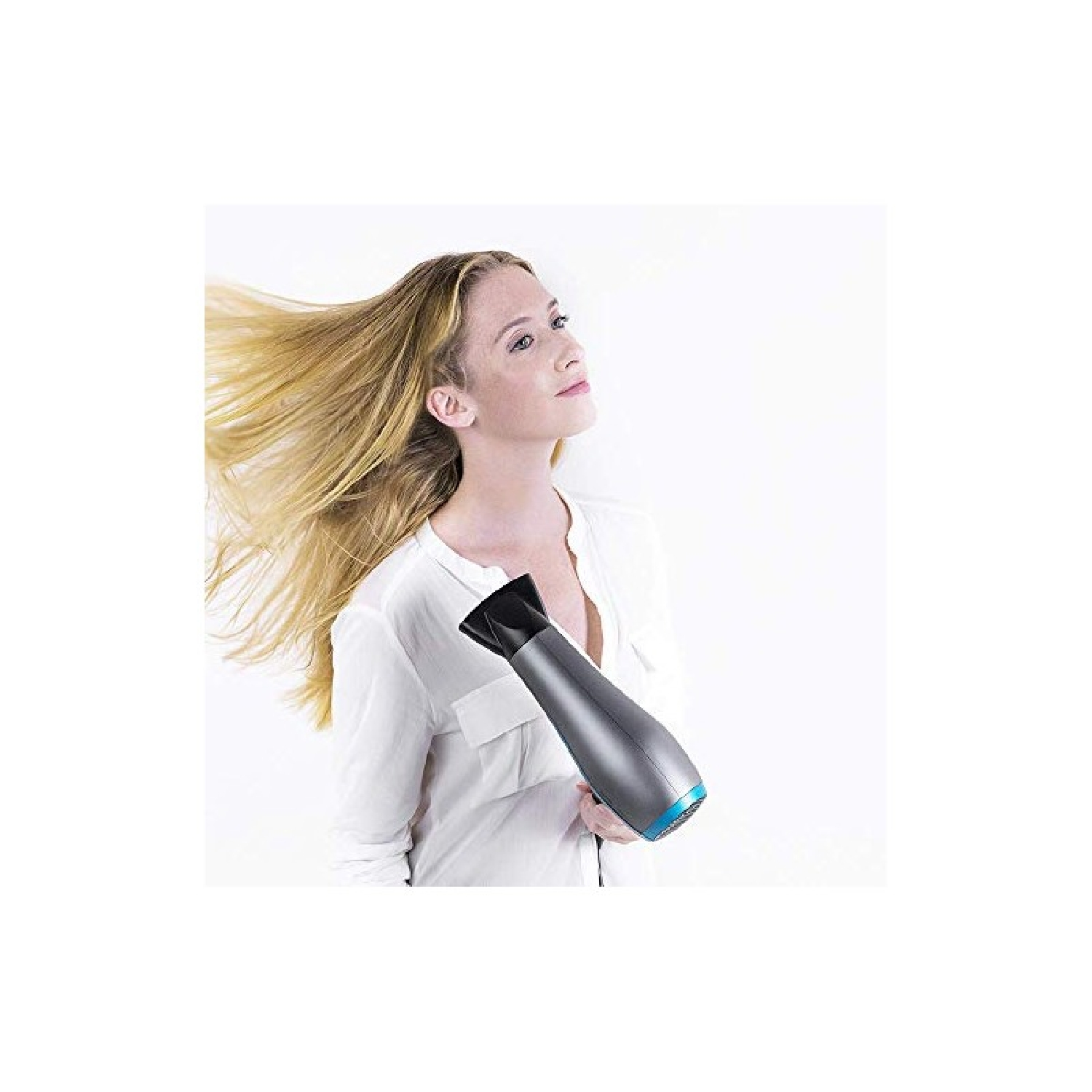 Una donna con i capelli biondi tiene un asciugacapelli, asciugandosi i capelli. Indossa una camicia bianca. Lo sfondo è bianco.