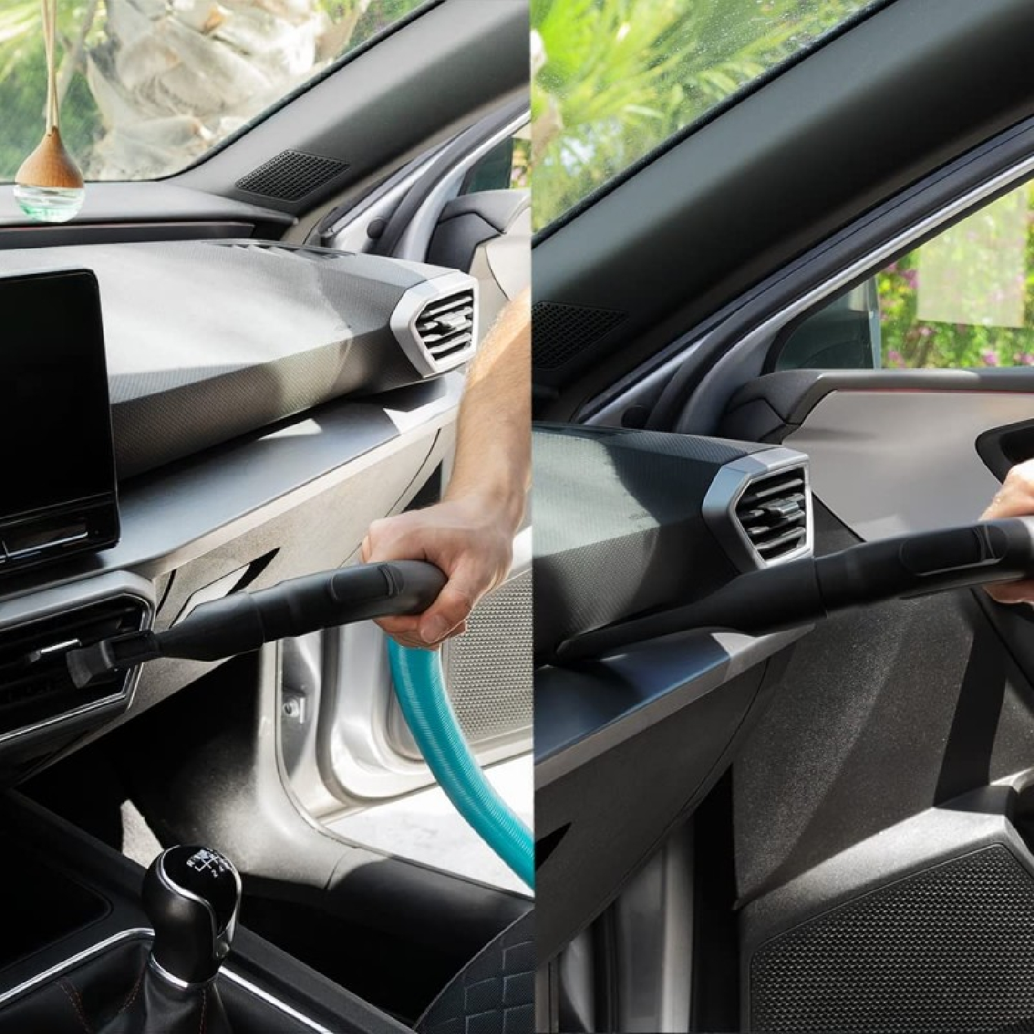 Een persoon stofzuigt het interieur van een auto. De afbeelding toont het dashboard en een hand die de stofzuigerslang vasthoudt, de ventilatieopening schoonmakend.