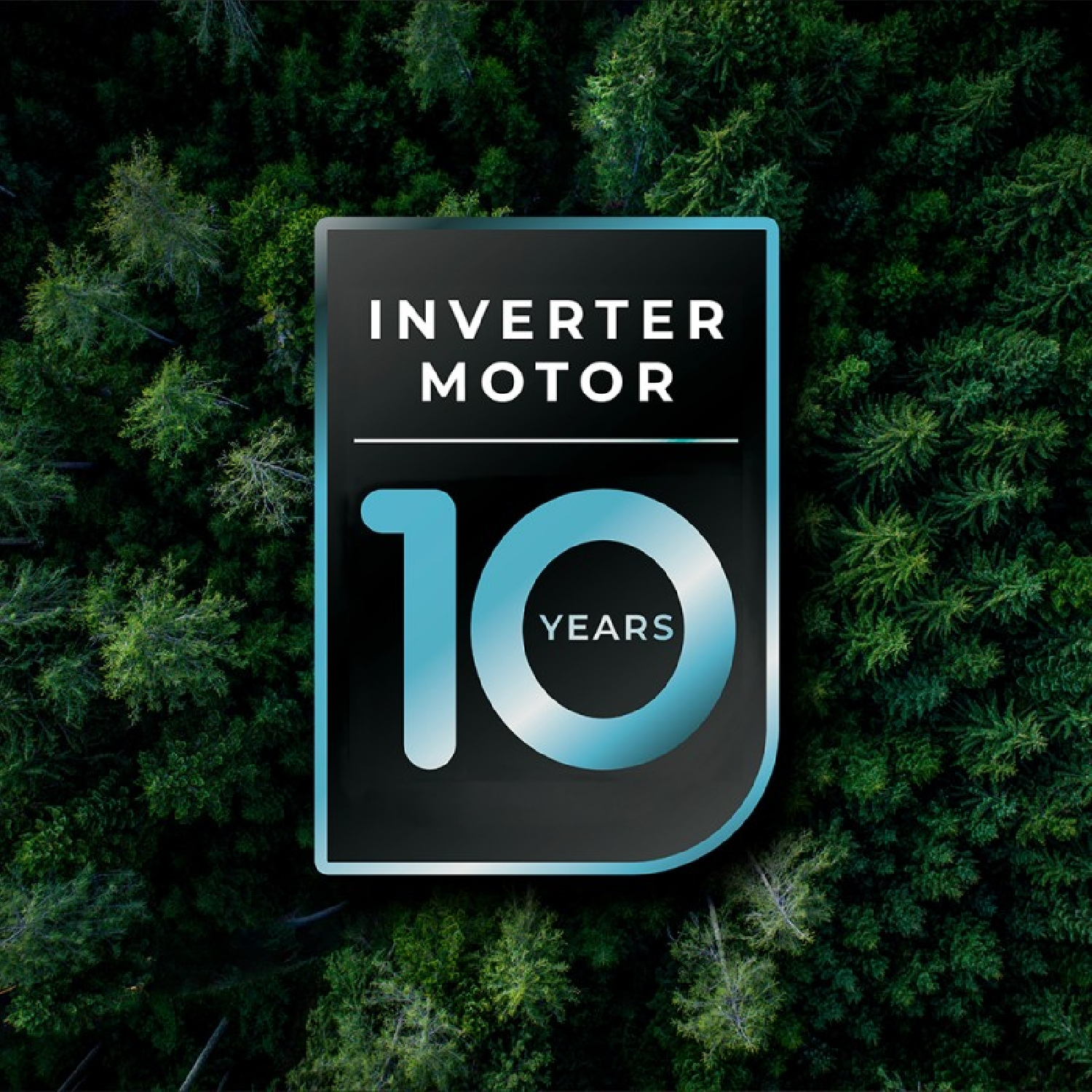 Un'immagine con un cartello nero e blu sopra una foresta. Il cartello dice 'INVERTER MOTOR 10 YEARS'.