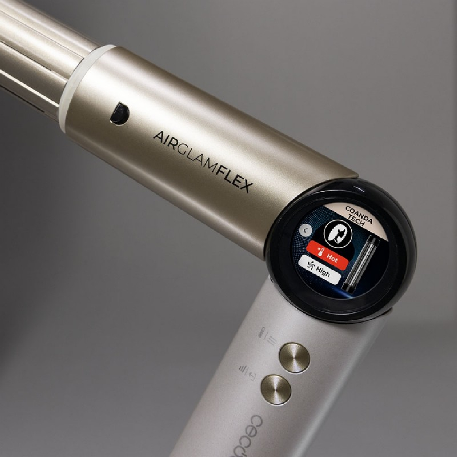 Primo piano di uno strumento per lo styling dei capelli dorato e argentato con display digitale. Il dispositivo è angolato, con pulsanti visibili.