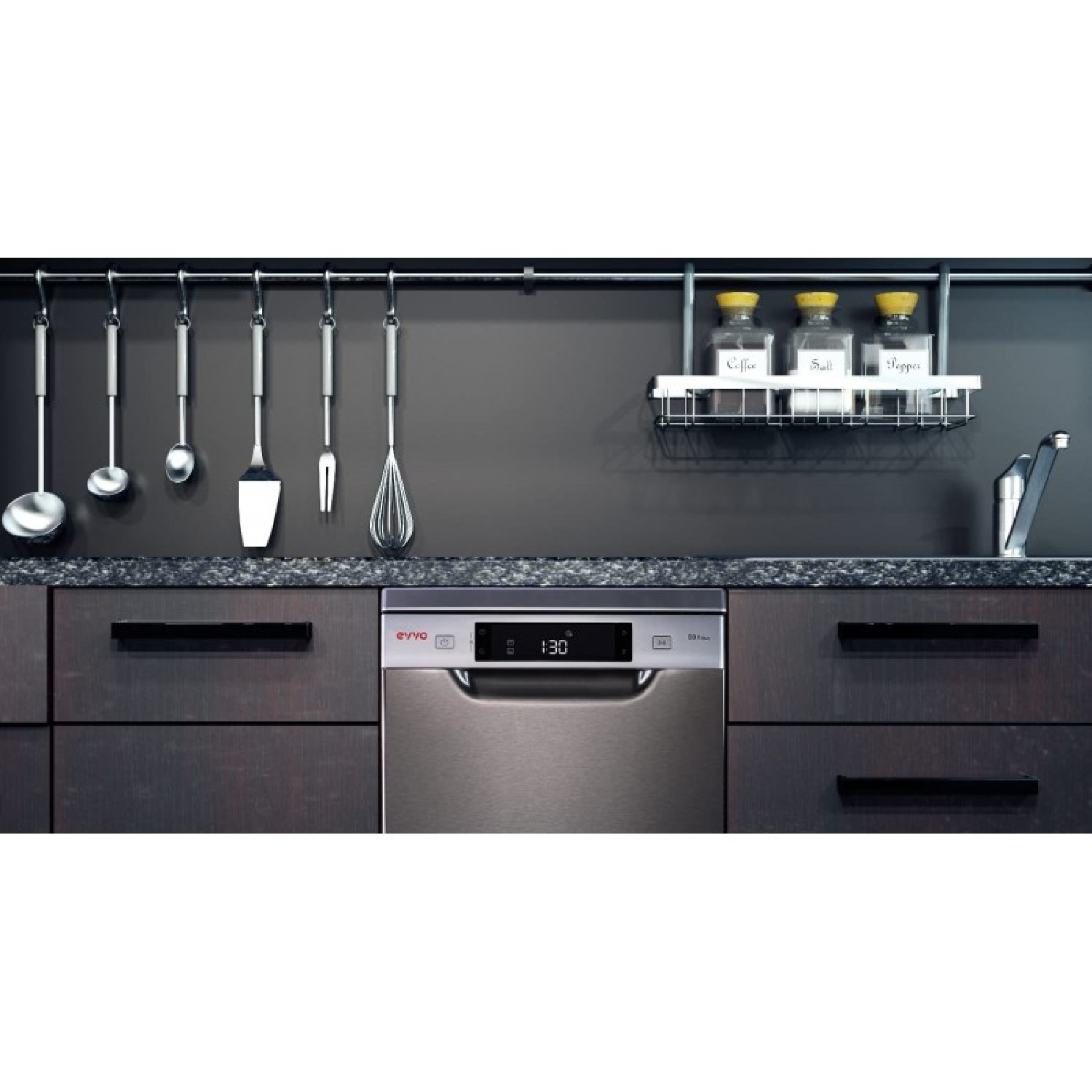 Scena kuchenna ze zmywarką, wiszącymi powyżej przyborami kuchennymi i słoiczkami z przyprawami na półce. Ciemne szafki i blat.