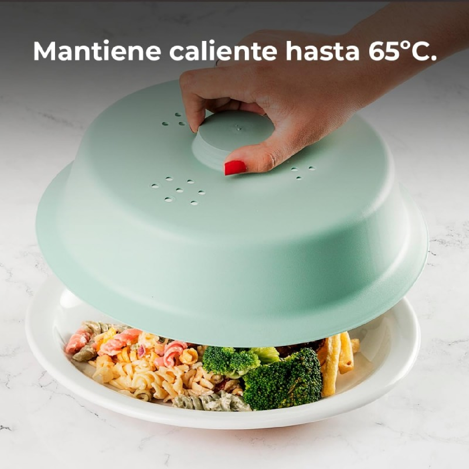 Ręka dopasowuje miętową pokrywę na żywność. Poniżej talerz makaronu i brokułów. Tekst mówi: 'Utrzymuje ciepło do 65°C'.