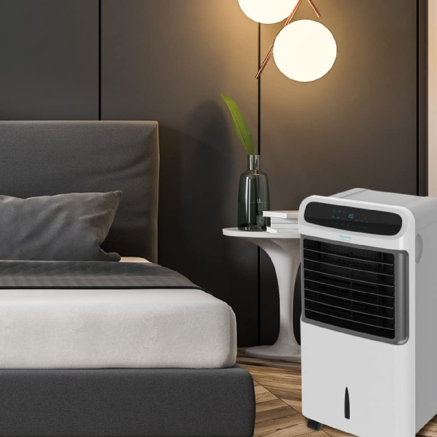 Slaapkamer met bed, een witte en zwarte luchtkoeler. Een bijzettafel met een vaas en een lamp erboven.