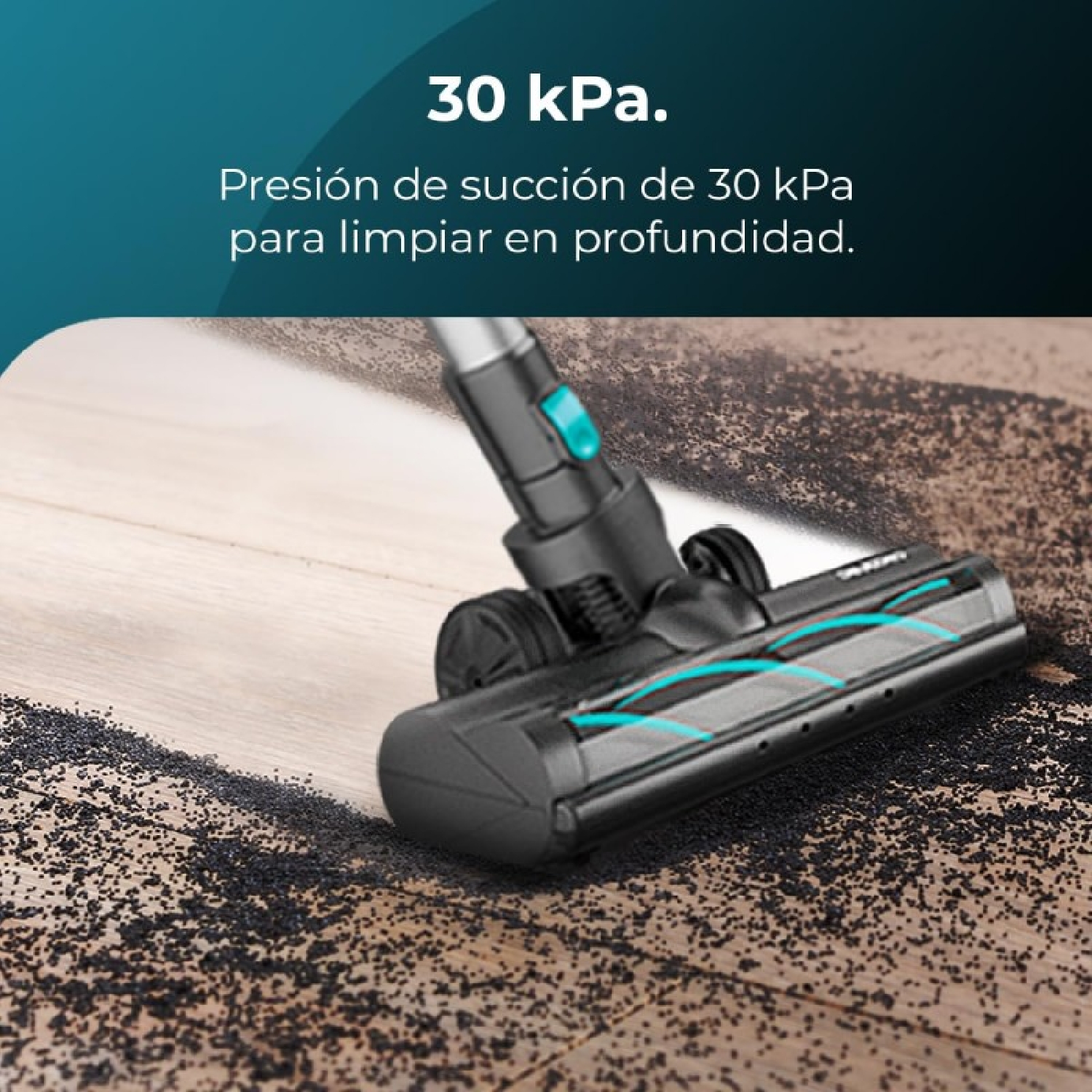 Una testina per aspirapolvere pulisce particelle nere su un pavimento in legno. Linee blu indicano la potenza di aspirazione. Testo: 30 kPa.
