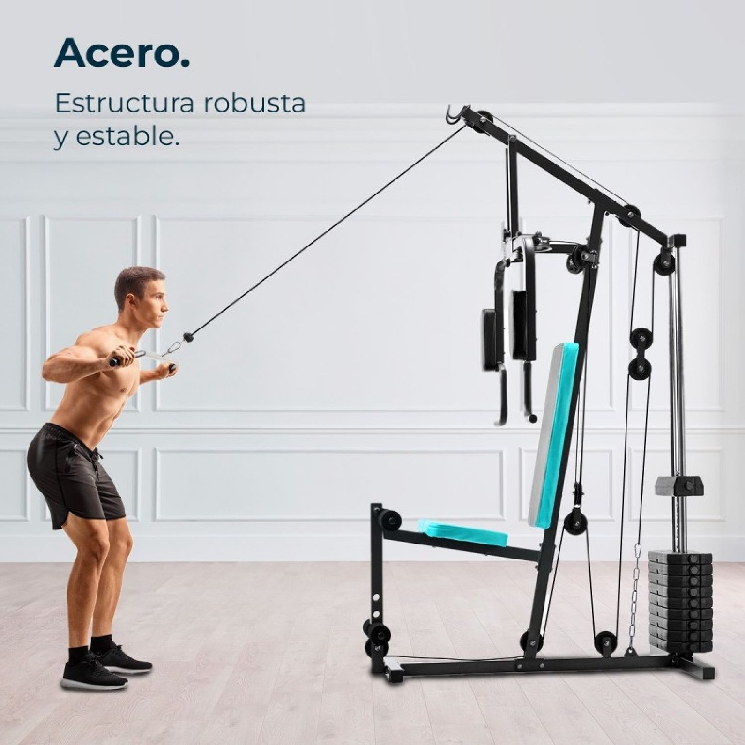 Un hombre usa una máquina de gimnasio. La máquina es negra con un asiento azul. Tira del cable hacia sí mismo en una habitación blanca.