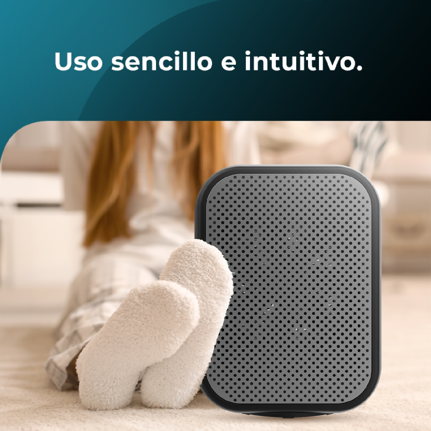 Una persona è sdraiata su un tappeto chiaro, con calzini bianchi e soffici e un dispositivo con fori. Testo: Facile e intuitivo da usare.