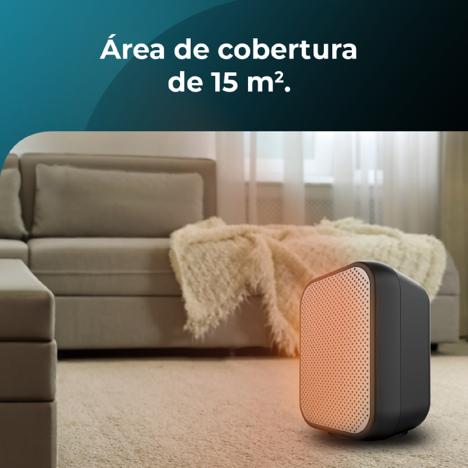 Un termoventilatore bianco e nero è appoggiato su un pavimento in moquette in un soggiorno. Un divano e una coperta sono sullo sfondo.