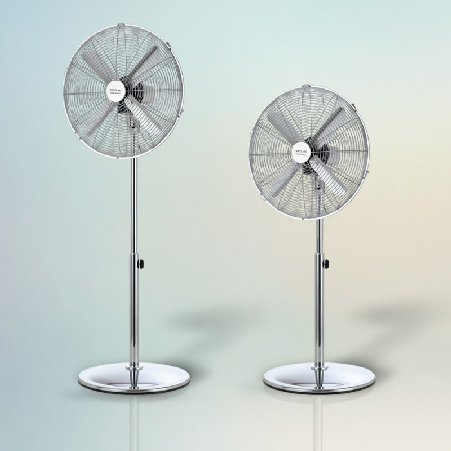Due ventilatori a piantana con pale e supporti argentati. Lo sfondo ha una sfumatura di blu chiaro e giallo.