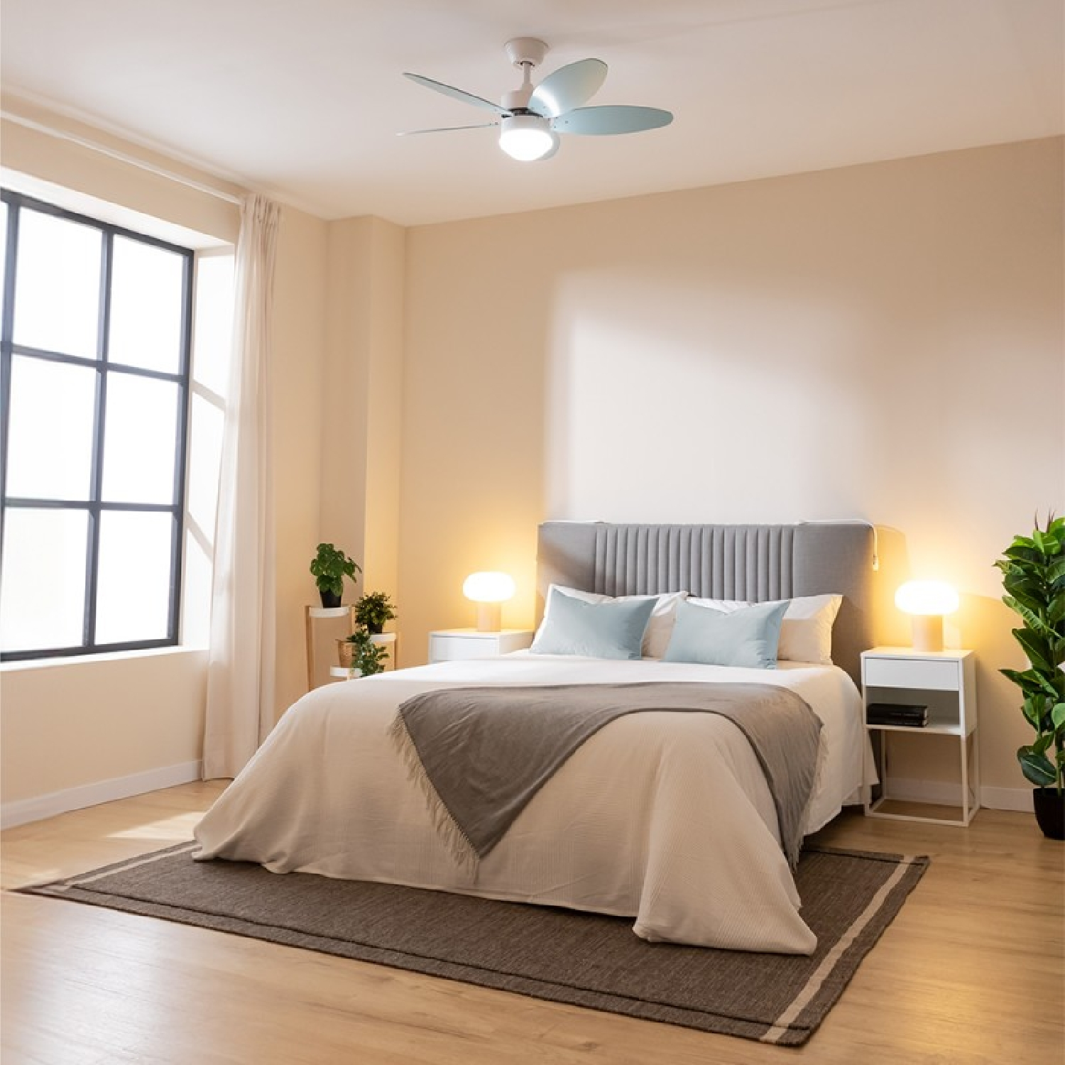 Una camera da letto con letto, due comodini con lampade, una finestra, un ventilatore a soffitto e un tappeto. Ci sono piante.