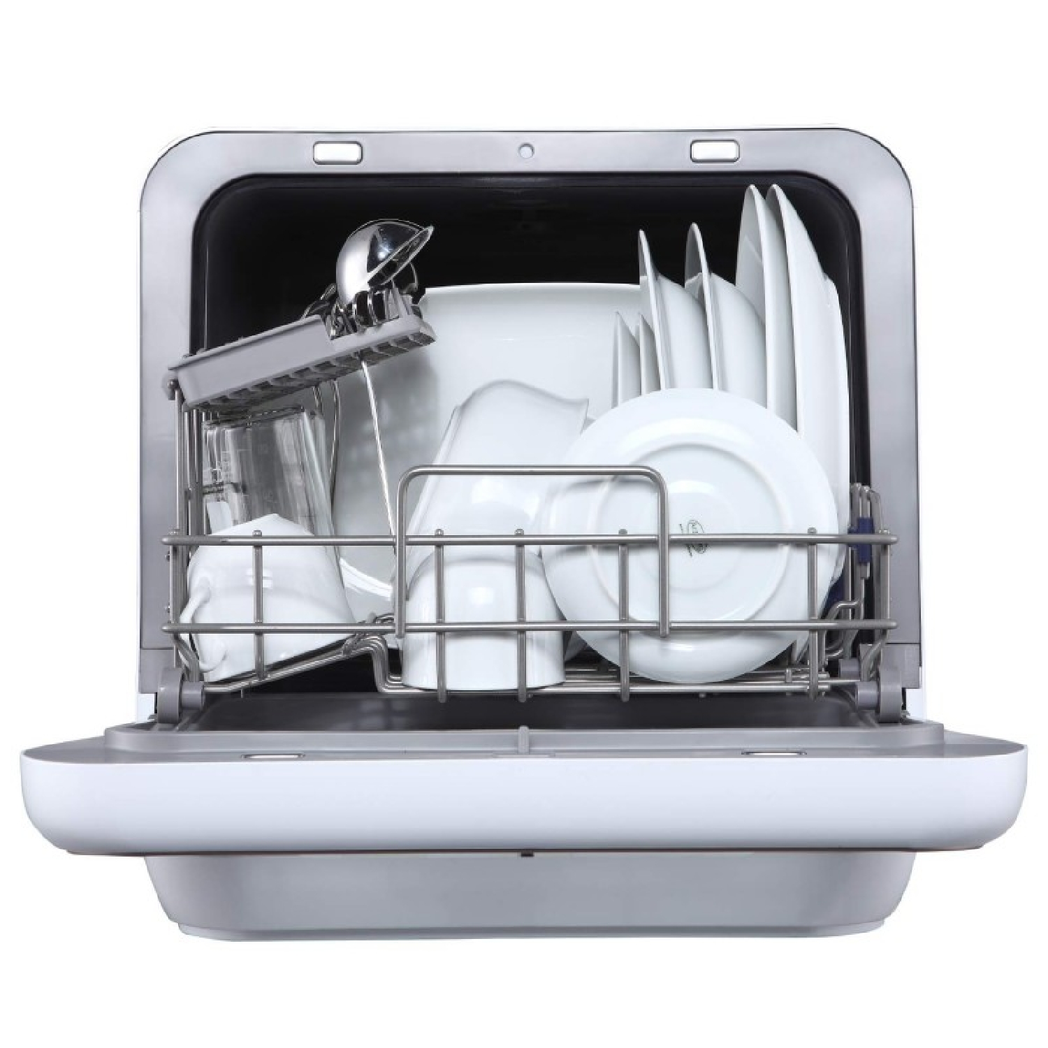 Un lavavajillas pequeño está abierto, cargado con platos, tazas y cubiertos blancos y limpios. El interior es de acero inoxidable.