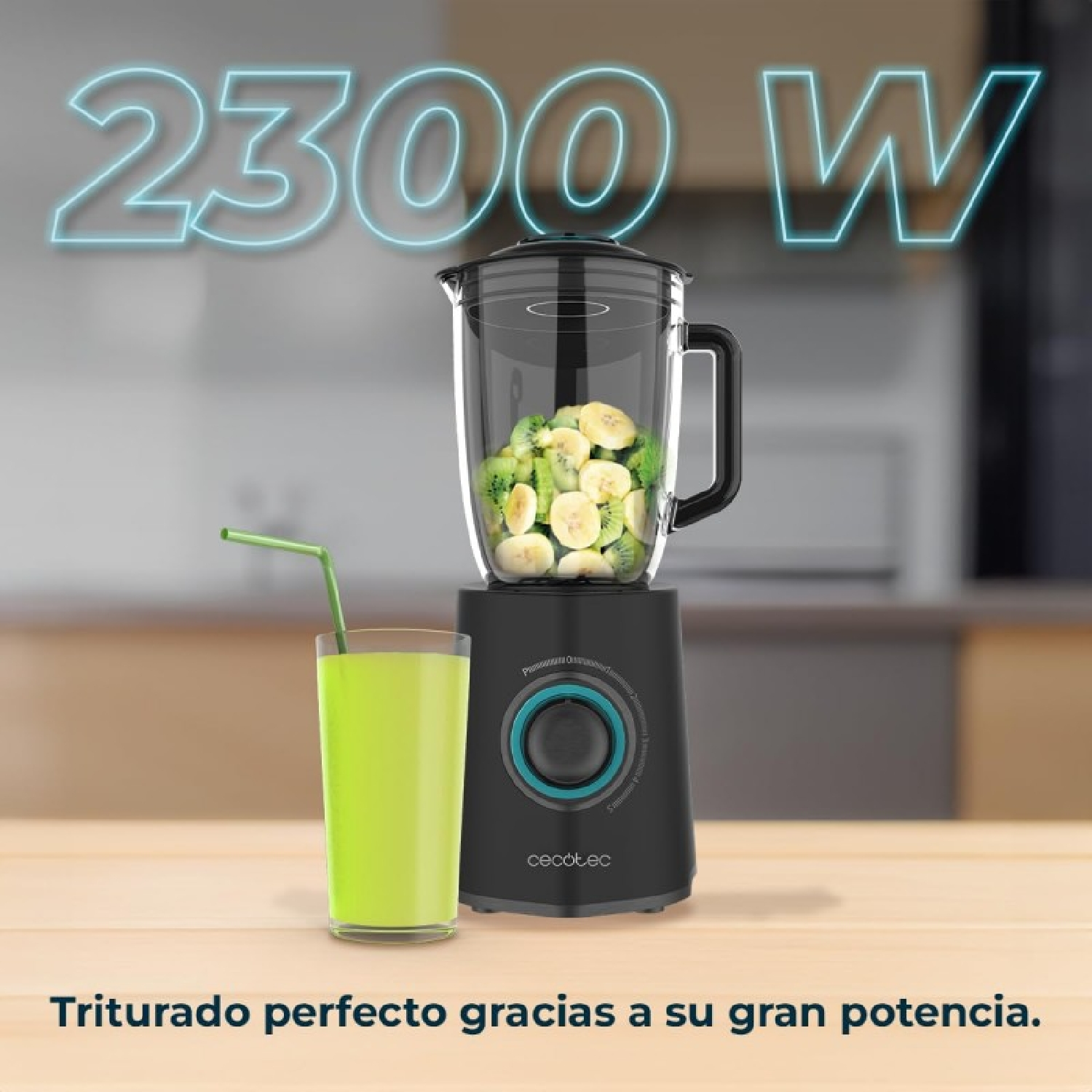 Un frullatore con frutta all'interno, un bicchiere di succo verde e un'insegna al neon con scritto 2300 W. Testo in basso: Triturado perfecto.