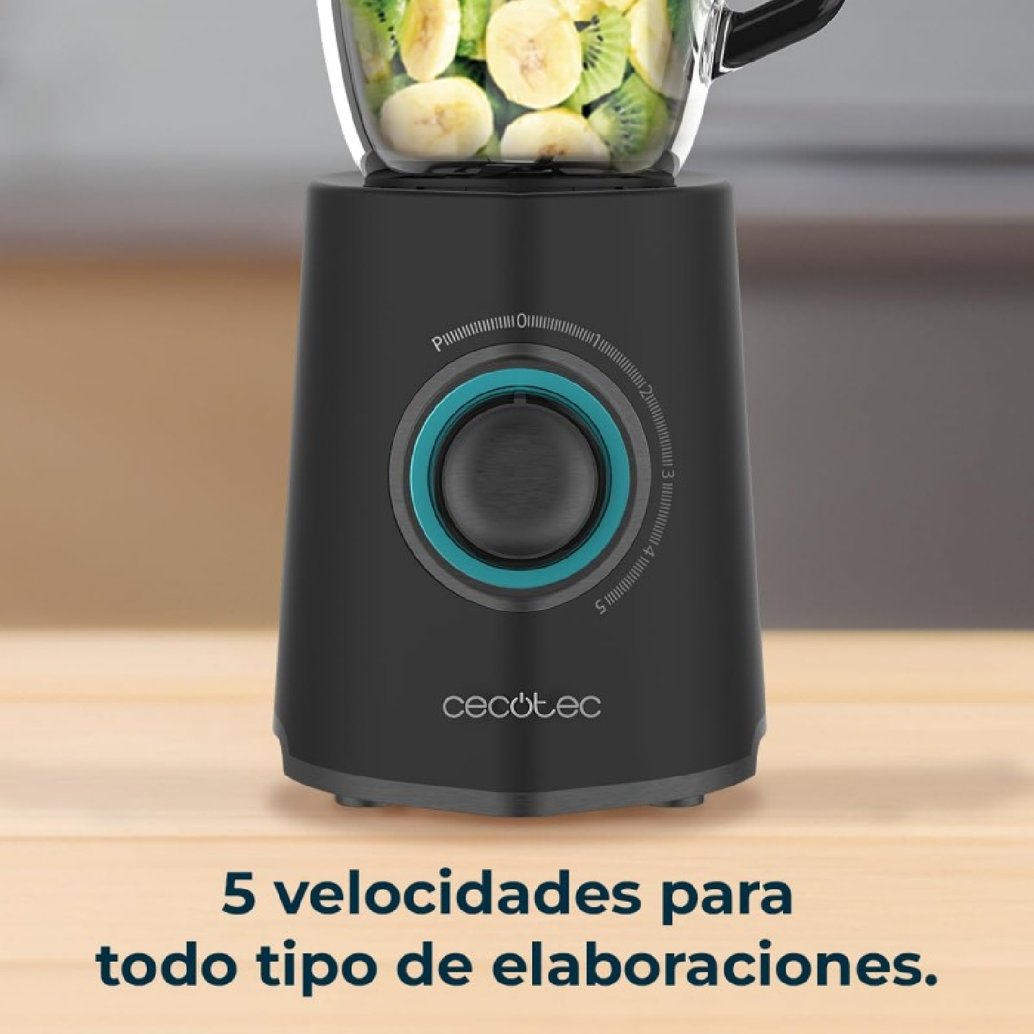 Un frullatore nero con un barattolo di vetro pieno di fette di banana e kiwi. Ha un controllo della velocità e il nome del marchio.