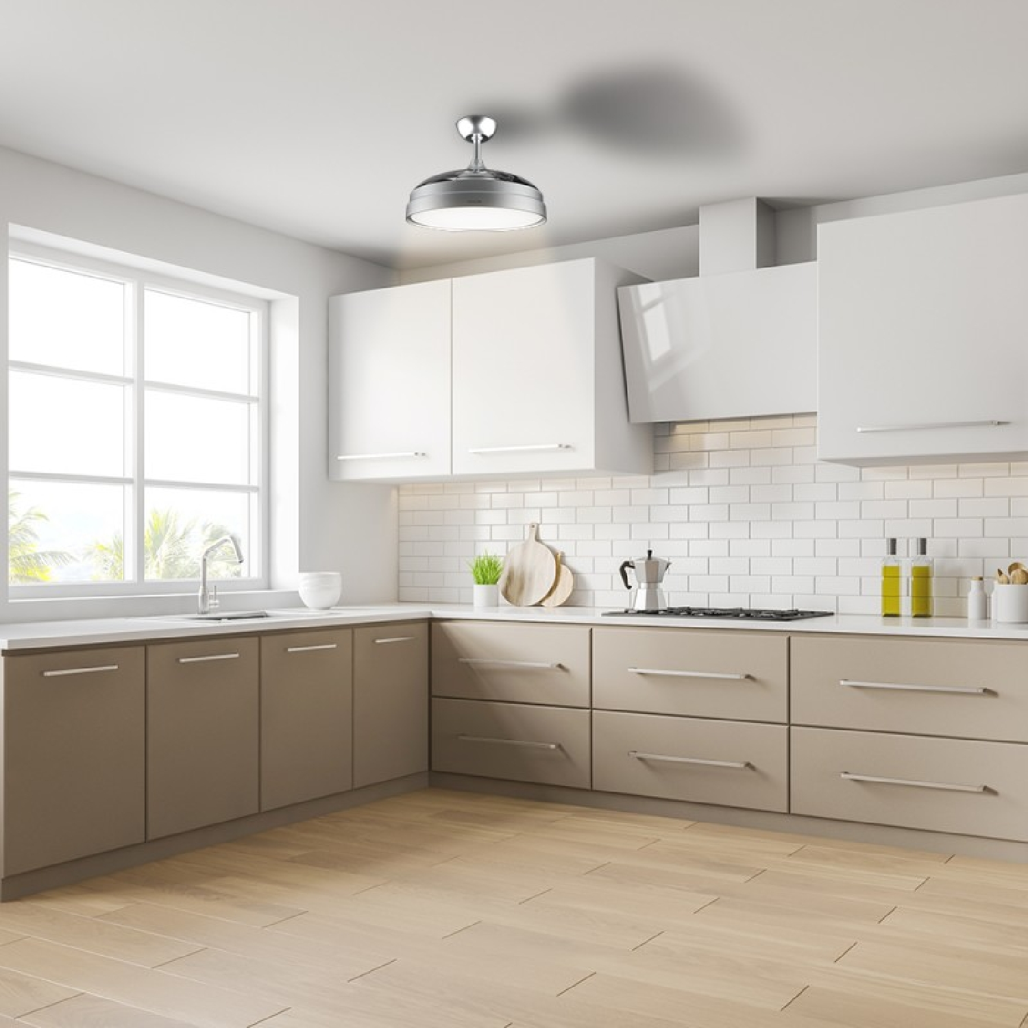 Nowoczesna kuchnia z białymi i beżowymi szafkami, drewnianą podłogą i dużym oknem. Zawiera kuchenkę, zlewozmywak i oświetlenie górne.